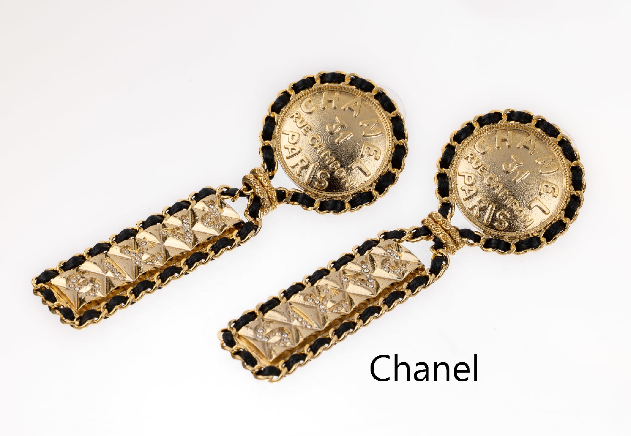 Paar CHANEL Ohrstecker, Metall verg., rundes Element mit Inschrift "Chanel 31 Rue Cambon Paris" längliche bewegl. Abhängung mit ...