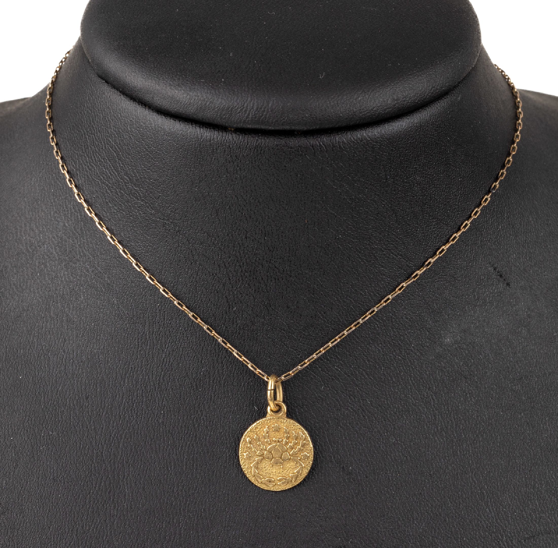 18 kt Gold Anhänger Sternzeichen Krebs, GG 750/000, D. ca. 1.4 cm, an 14 kt Gold Kette, GG 585/000, L. ca. 49 cm, Federringschließe, ca. 3.9 g