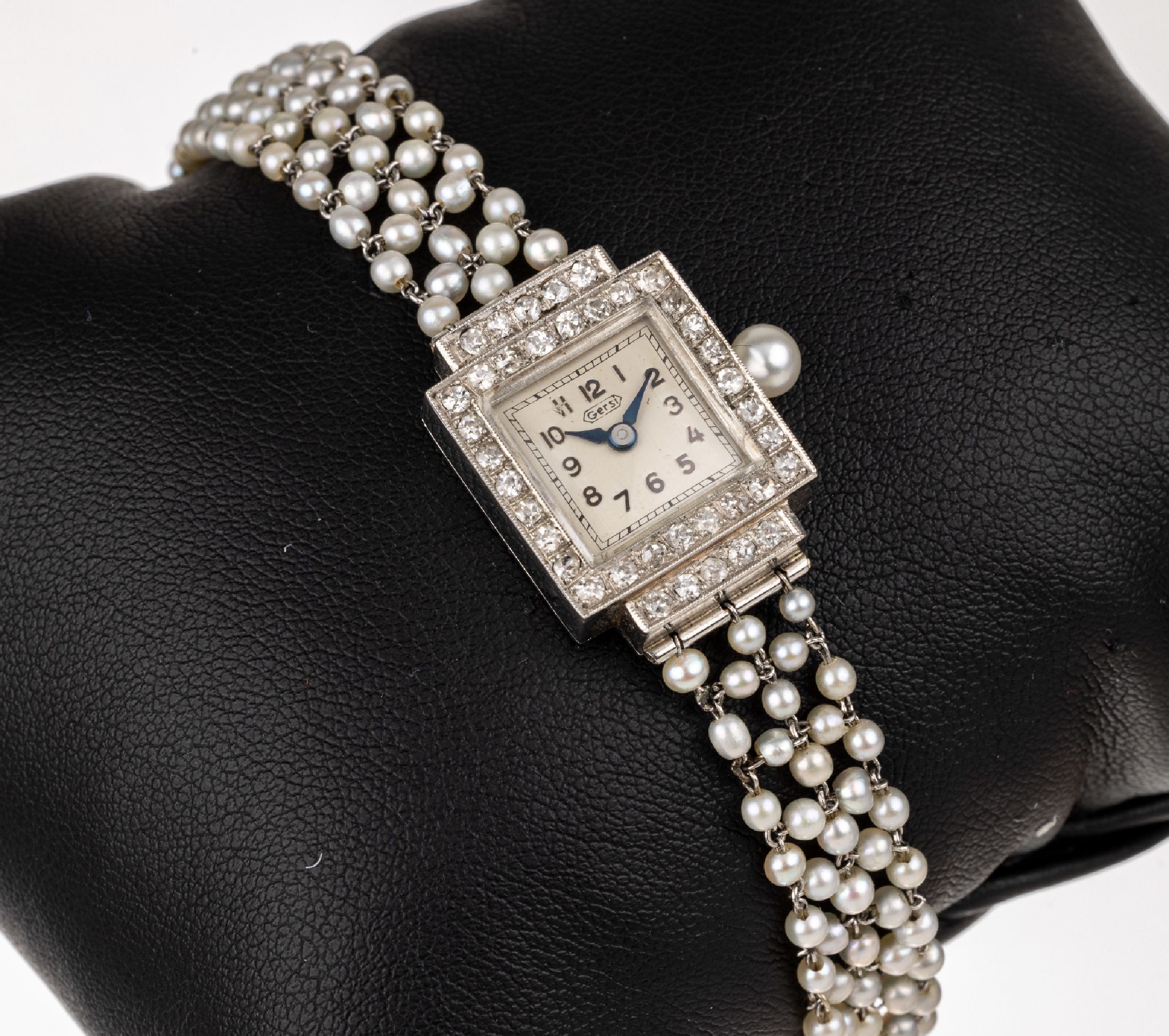 Platin Art Deco Damenarmbanduhr, Frankreich um1925, rechteckiges Platingehäuse mit 38 Diamanten, Boden aufgedrückt, versilbertes Zifferbl. mit ...