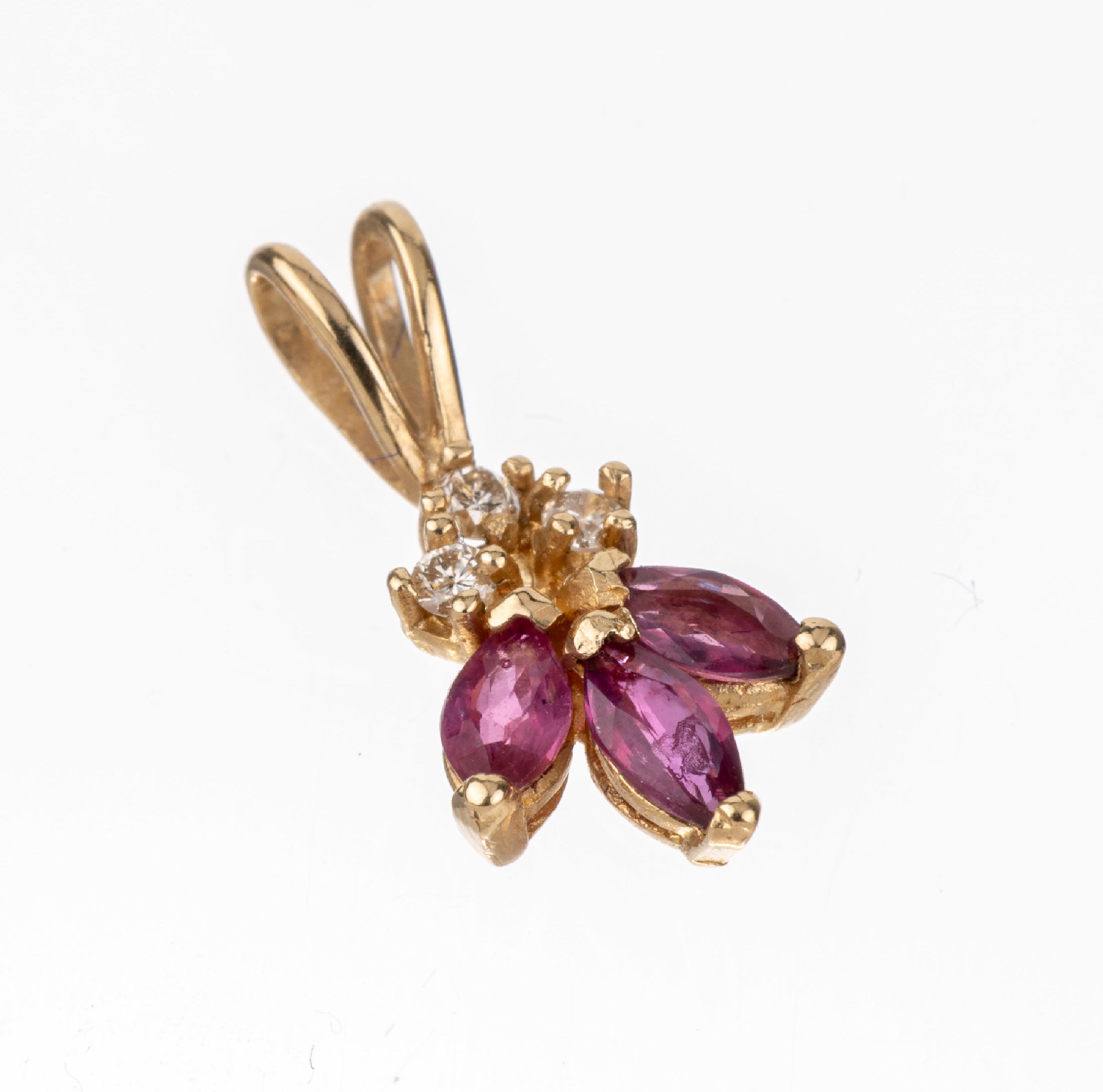 14 kt Gold Rubin-Brillant-Anhänger, GG 585/000 gepr., 3 Rubin-Navettes zus. ca. 0.12 ct, 3 Brillanten zus. ca. 0.03 ct Weiß/si, ca. 0.6 g, L. ca. ...