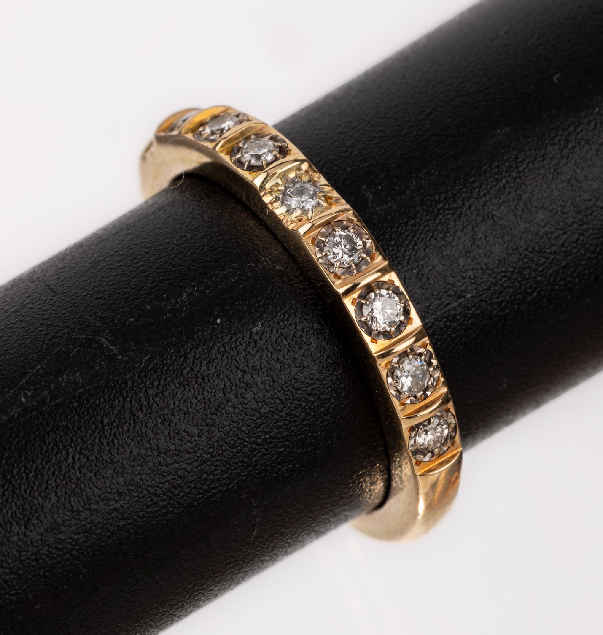 18 kt Gold Brillant-Ring, GG 750/000, 9 Brillanten zus. ca. 0.09 ct Weiß/si, ca. 3.1 g, RW 49