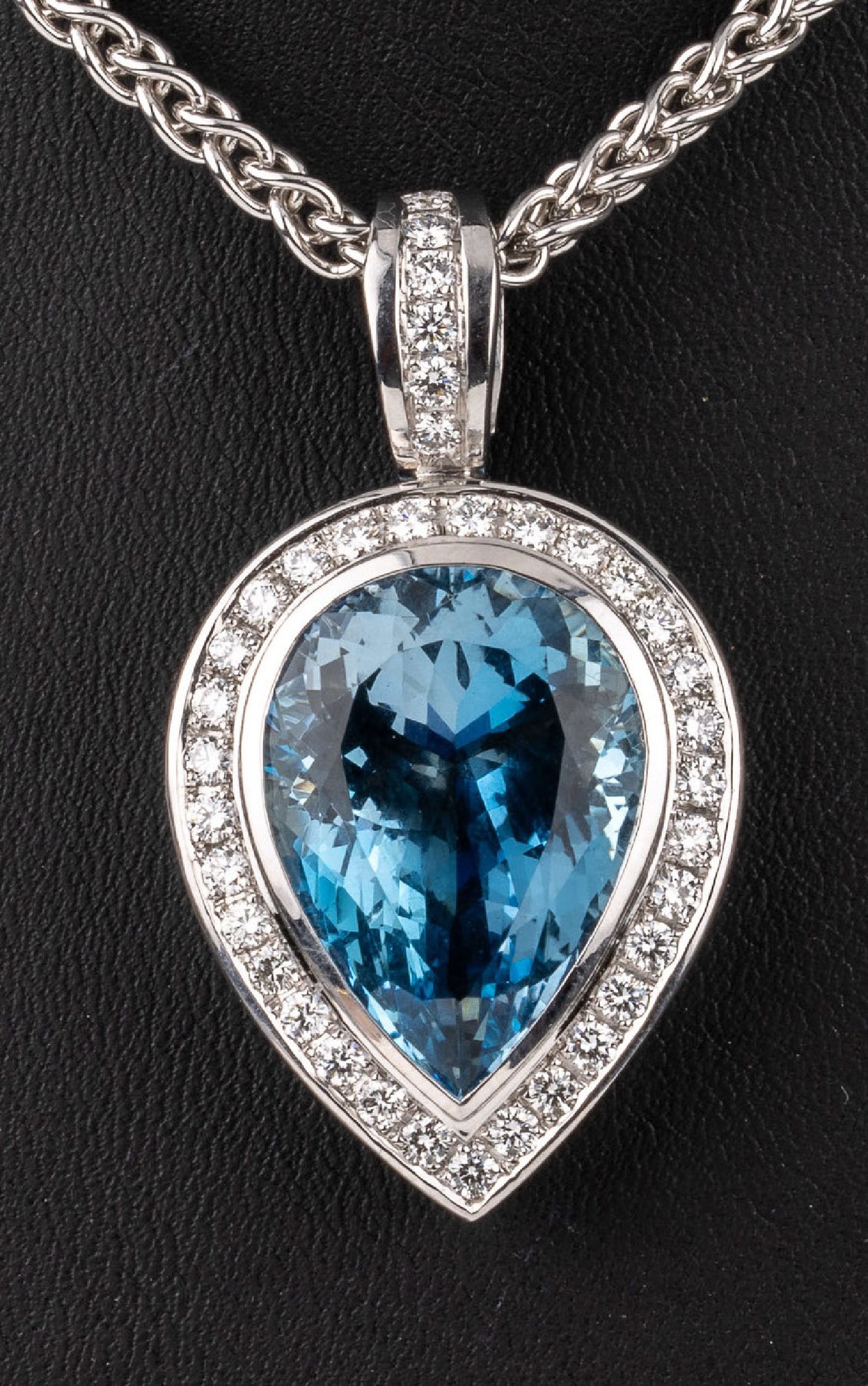 Detail a: 18 kt Gold Aquamarin-Brillant-Anhänger, WG 750/000, facett. Aquamarin-Tropfen ca. 22.00 ct, 37 Brillanten zus. ca. 1.85 ct feines ...