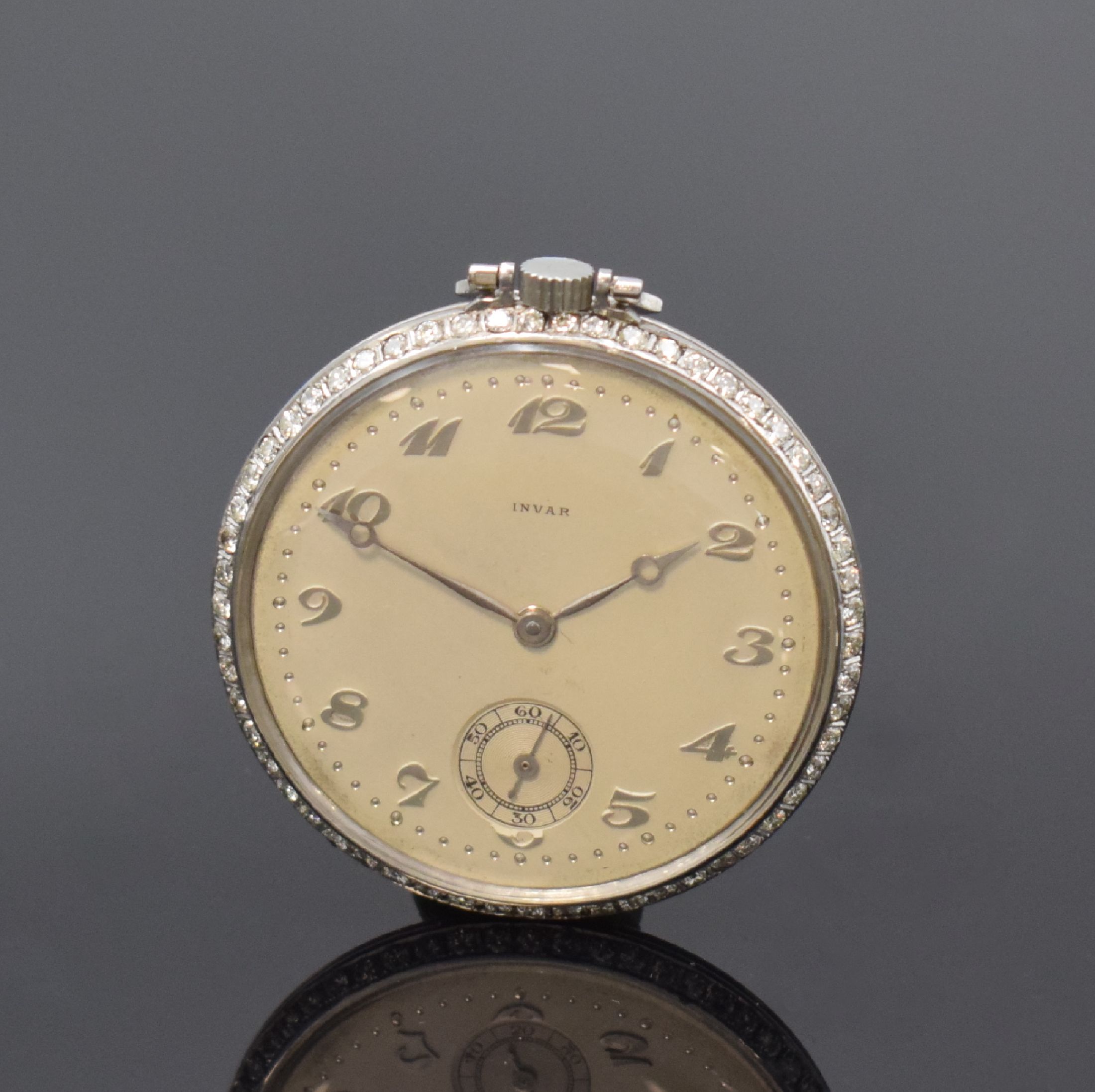 INVAR diamantbesetzte Frackuhr in Platin, Schweiz um 1920, 2-tlg. Geh., aufgedr. Boden innen bez. "Platine Garanti", Diamant-bes. Lünette, ...