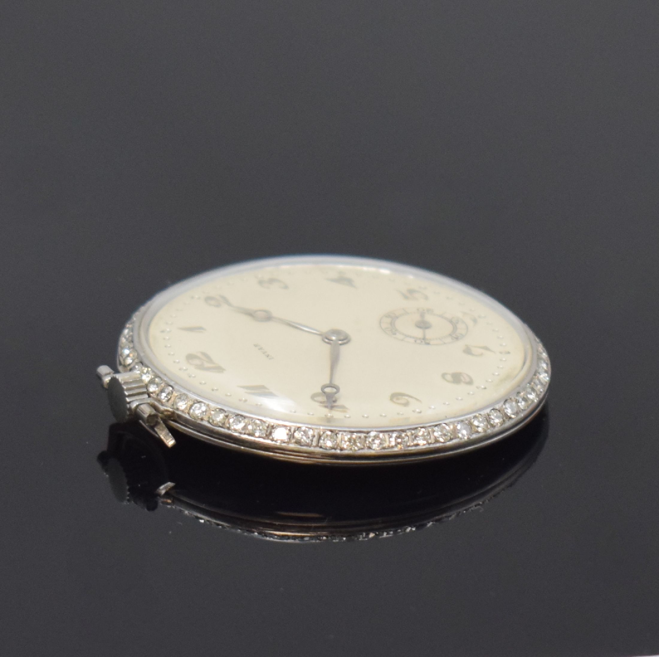 Detail b: INVAR diamantbesetzte Frackuhr in Platin, Schweiz um 1920, 2-tlg. Geh., aufgedr. Boden innen bez. "Platine Garanti", Diamant-bes. Lünette, ...