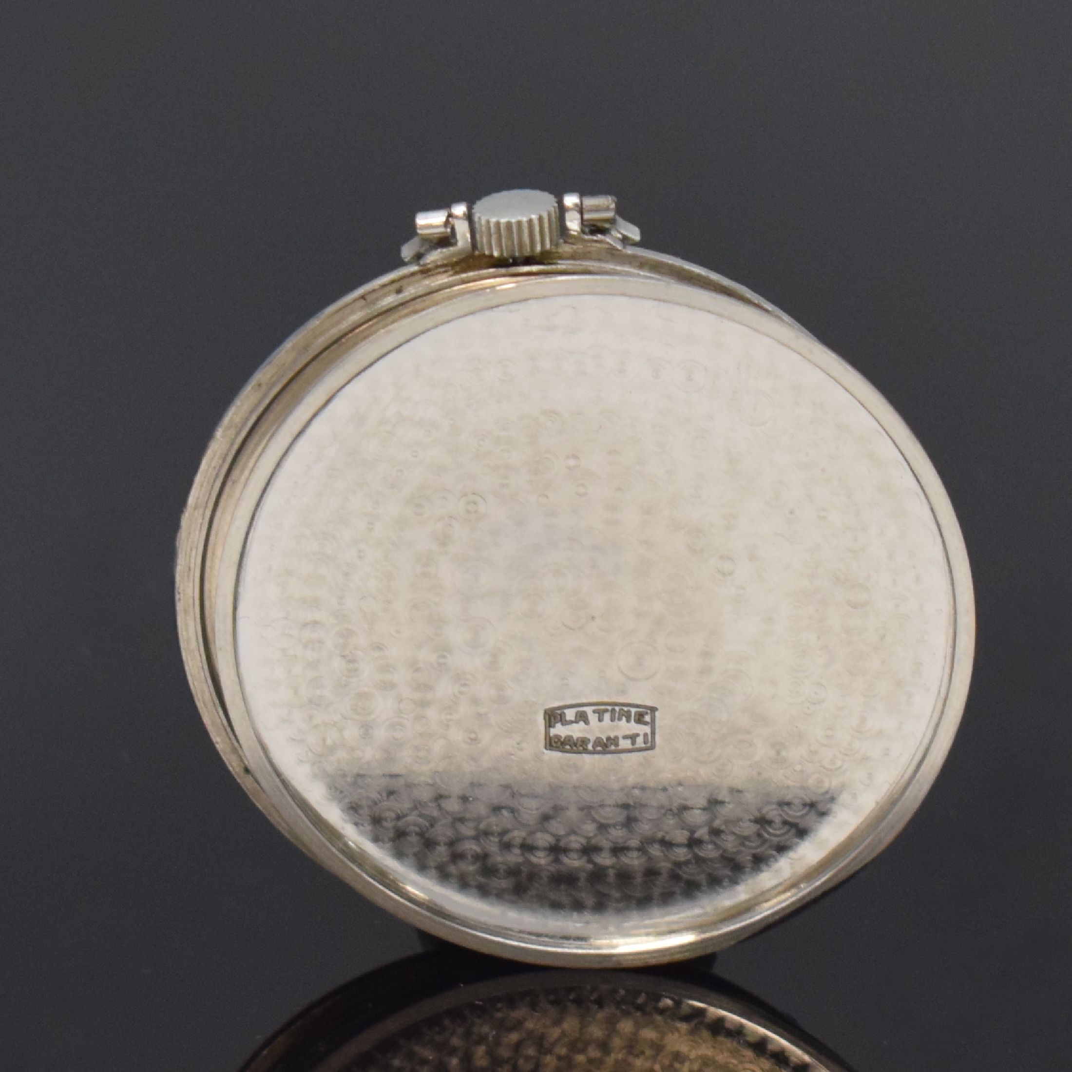 Detail e: INVAR diamantbesetzte Frackuhr in Platin, Schweiz um 1920, 2-tlg. Geh., aufgedr. Boden innen bez. "Platine Garanti", Diamant-bes. Lünette, ...