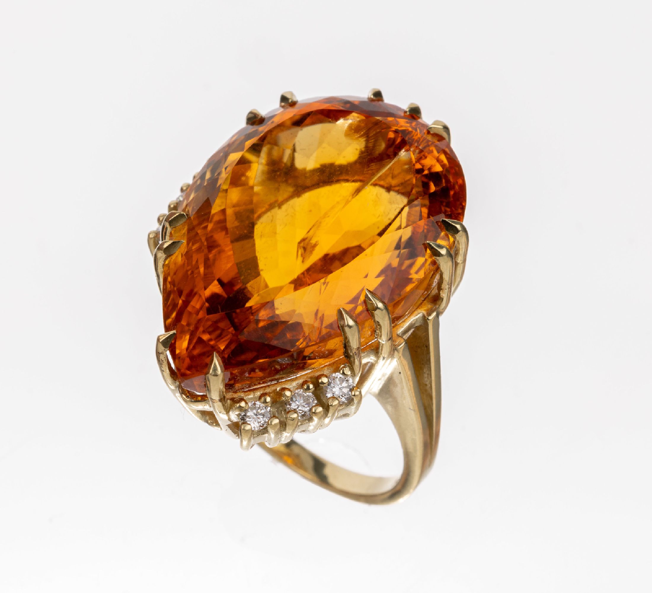14 kt Gold Citrin-Brillant-Ring, GG 585/000, facett. Madeira-Citrin-Tropfen von feiner Farbe ca. 55.00 ct, 6 Brillanten zus. ca. 0.30 ct feines ...