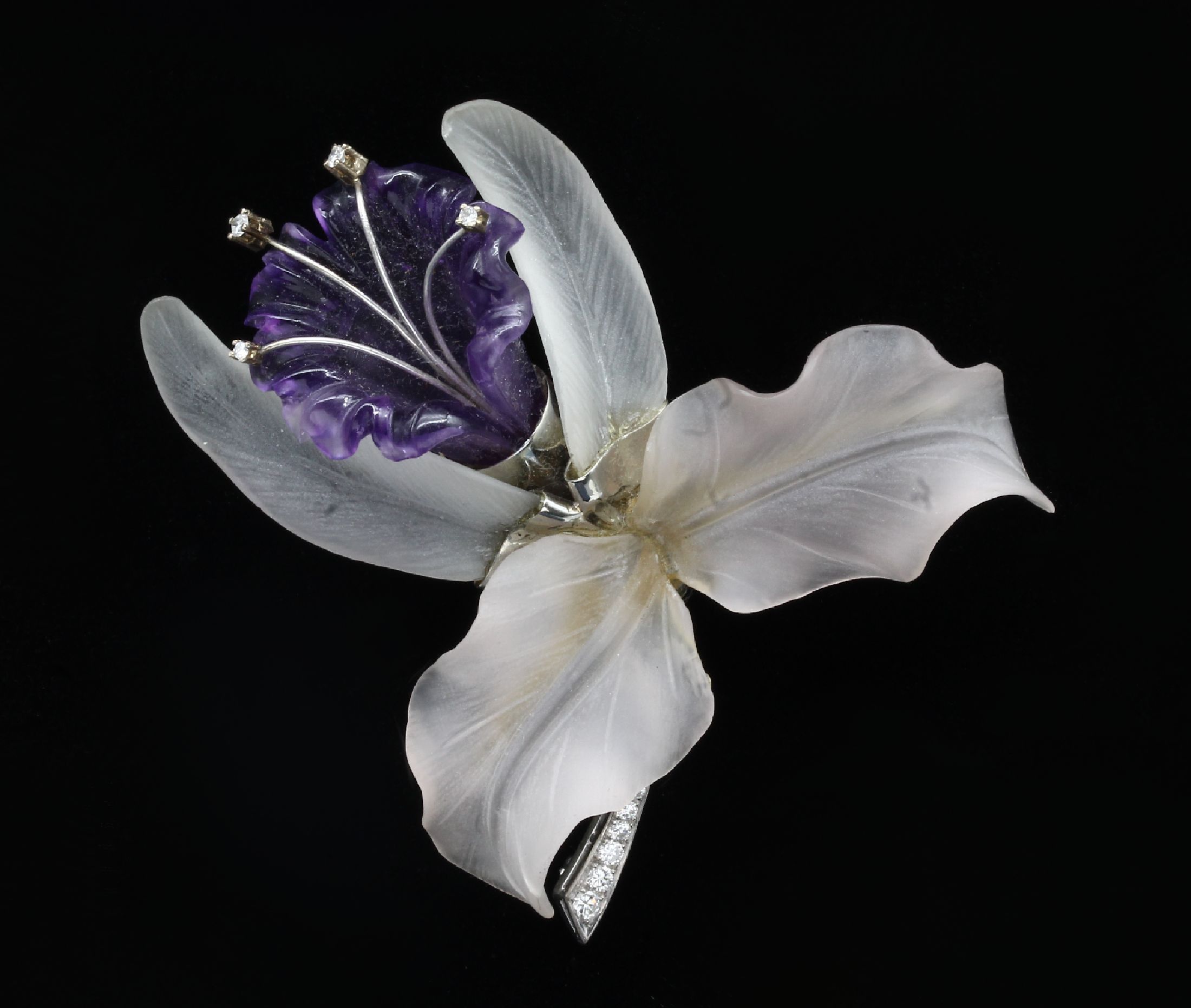 14 kt Gold Brosche "Orchidee", WG 585/000, Blüte mit Bergkristall und Amethyst, geschnitten, geschliffen, poliert und mattiert, z.T. ...