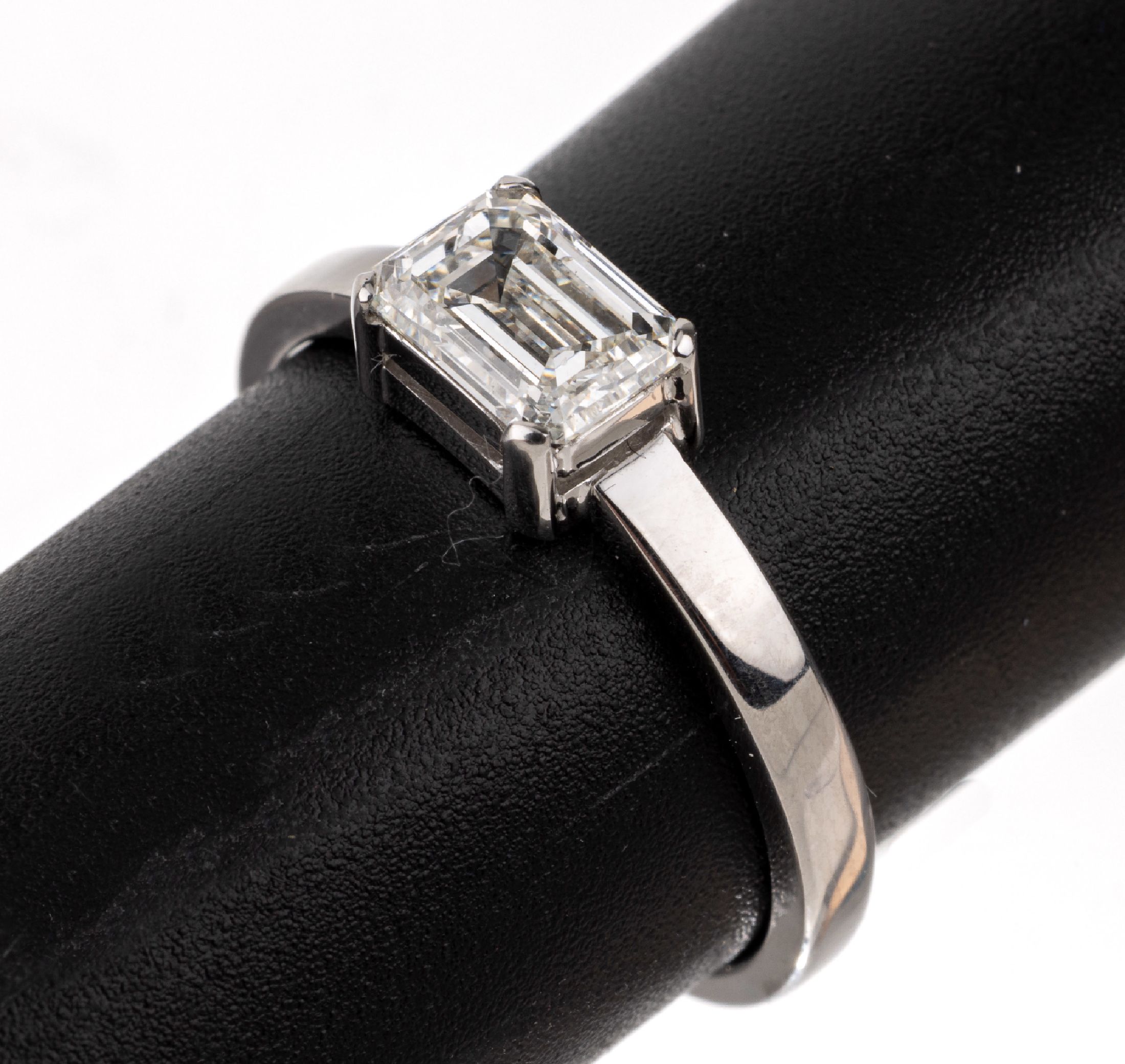 18 kt Gold Diamant-Ring, WG 750/000, bez. Handarbeit, Diamant im Emerald-Cut ca. 1.20 ctWeiß(H)/si2, GIA-Report 11/2018, ca. 3.9 g, RW58