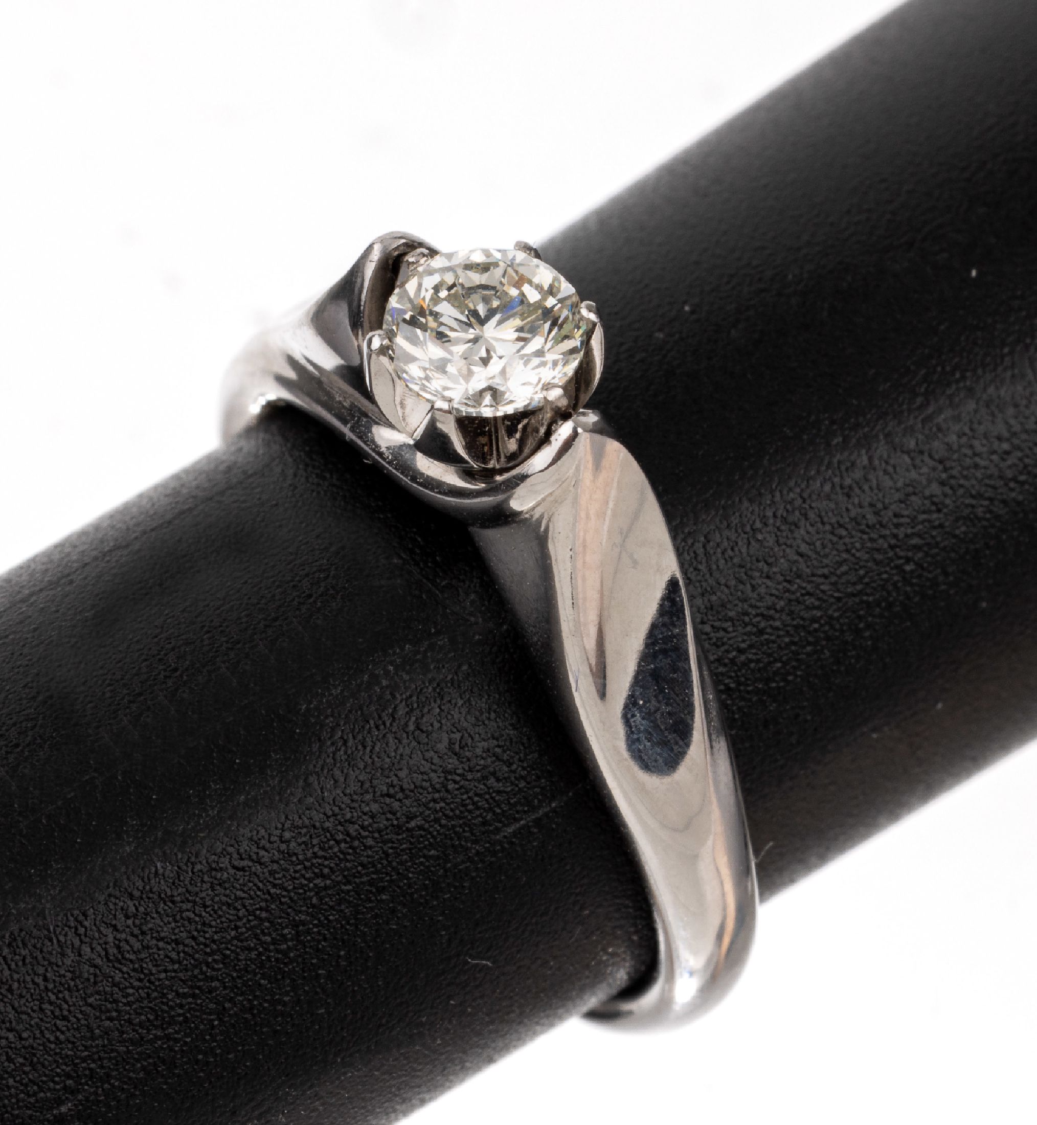 AKROBAT 18 kt Gold Brillant-Ring, WG 750/000, 1 Brillant 0.53 ct l. get. Weiß (I)/si 1, HRD Report 09/2018, in drehbarer Fassung, ca. 7.4 g, RW 55, ...