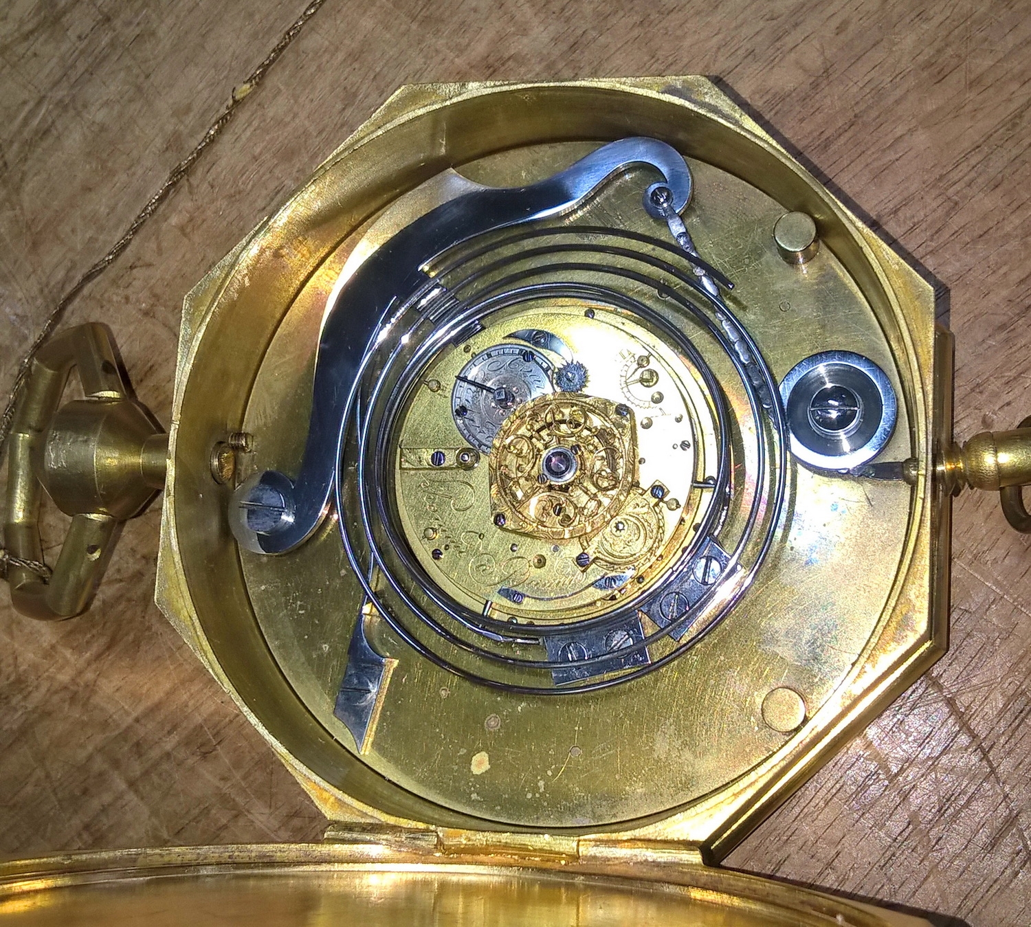 Detail a: Kutschenuhr - Reiseuhr, mit Viertelstundenrepetition, Frankreich um 1830/40, oktogenes Messinggehäuse mit alter Vergoldung (teilweise ber.), beide ...