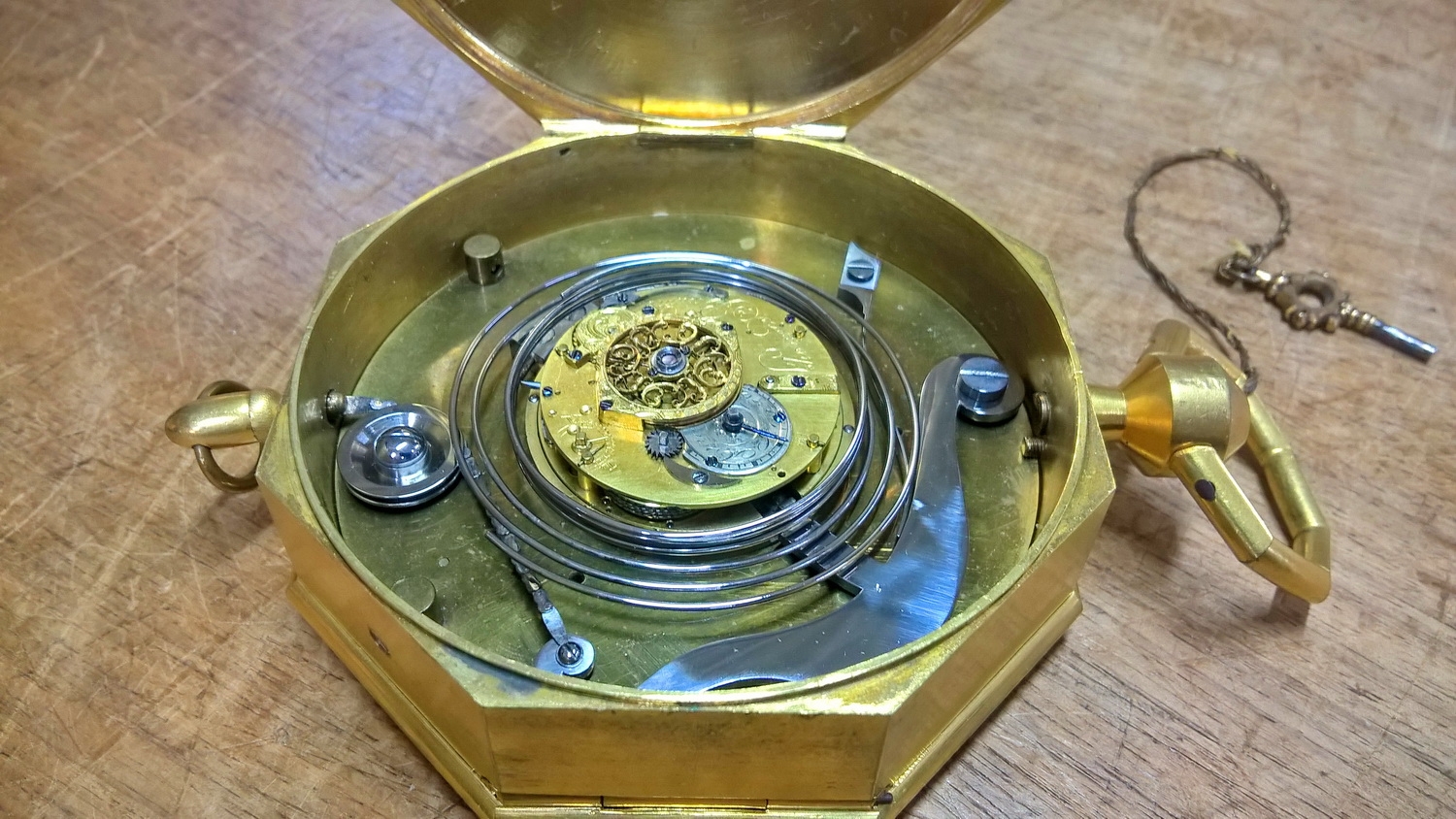 Detail b: Kutschenuhr - Reiseuhr, mit Viertelstundenrepetition, Frankreich um 1830/40, oktogenes Messinggehäuse mit alter Vergoldung (teilweise ber.), beide ...