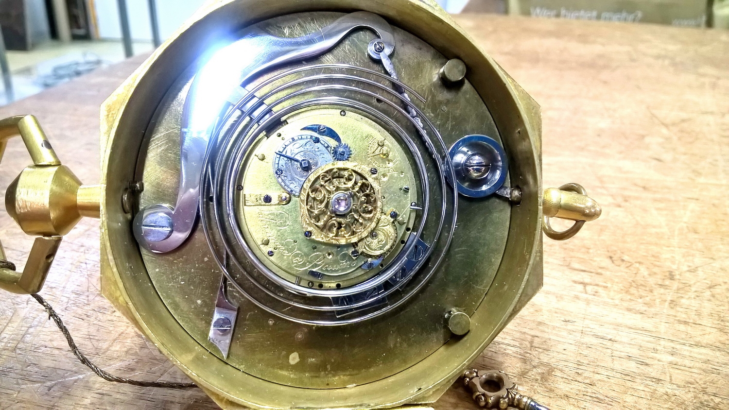 Detail c: Kutschenuhr - Reiseuhr, mit Viertelstundenrepetition, Frankreich um 1830/40, oktogenes Messinggehäuse mit alter Vergoldung (teilweise ber.), beide ...