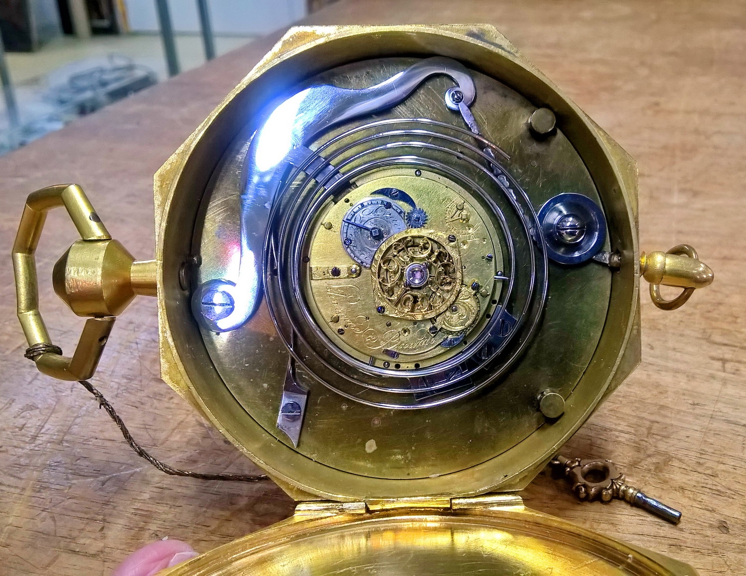 Detail d: Kutschenuhr - Reiseuhr, mit Viertelstundenrepetition, Frankreich um 1830/40, oktogenes Messinggehäuse mit alter Vergoldung (teilweise ber.), beide ...