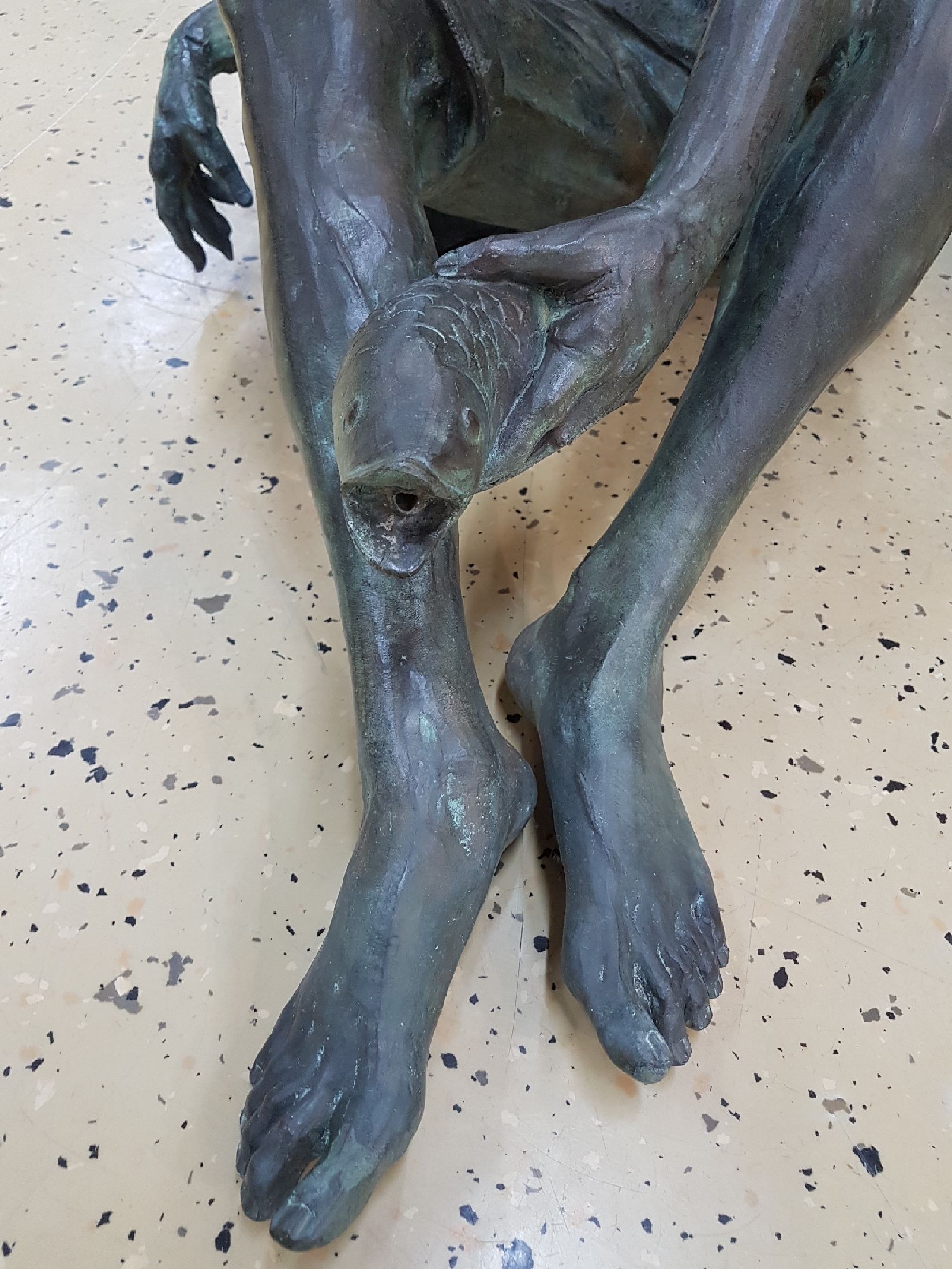 Detail b: Große Bronzefigur als Wasserspeier, wohl Rottenecker, sitzender Mann mit Korb und Fisch (aus dem dann das Wasser läuft), leicht karikierende ...