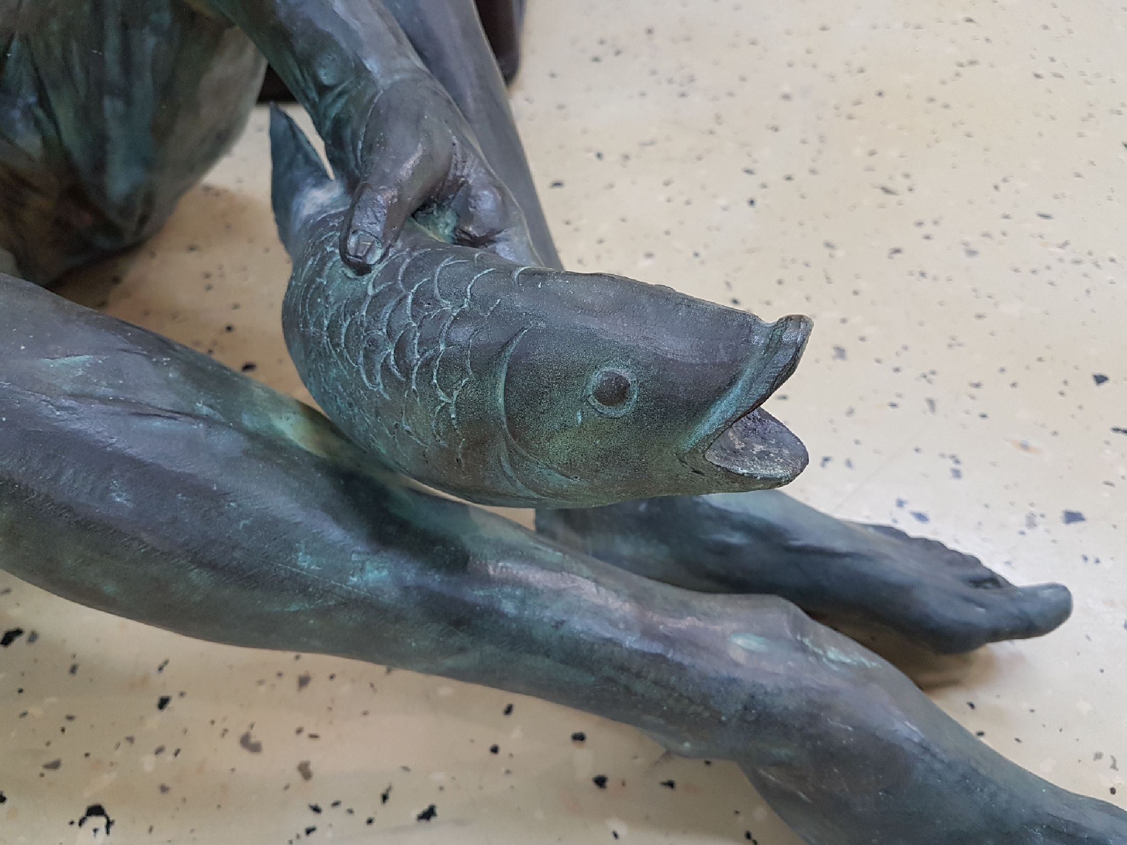 Detail c: Große Bronzefigur als Wasserspeier, wohl Rottenecker, sitzender Mann mit Korb und Fisch (aus dem dann das Wasser läuft), leicht karikierende ...
