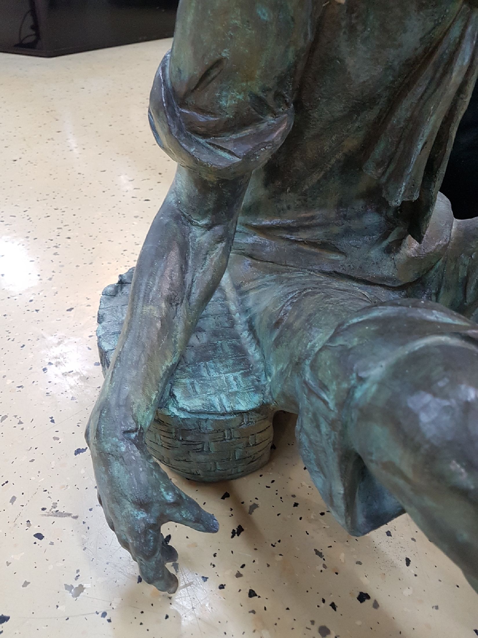 Detail d: Große Bronzefigur als Wasserspeier, wohl Rottenecker, sitzender Mann mit Korb und Fisch (aus dem dann das Wasser läuft), leicht karikierende ...