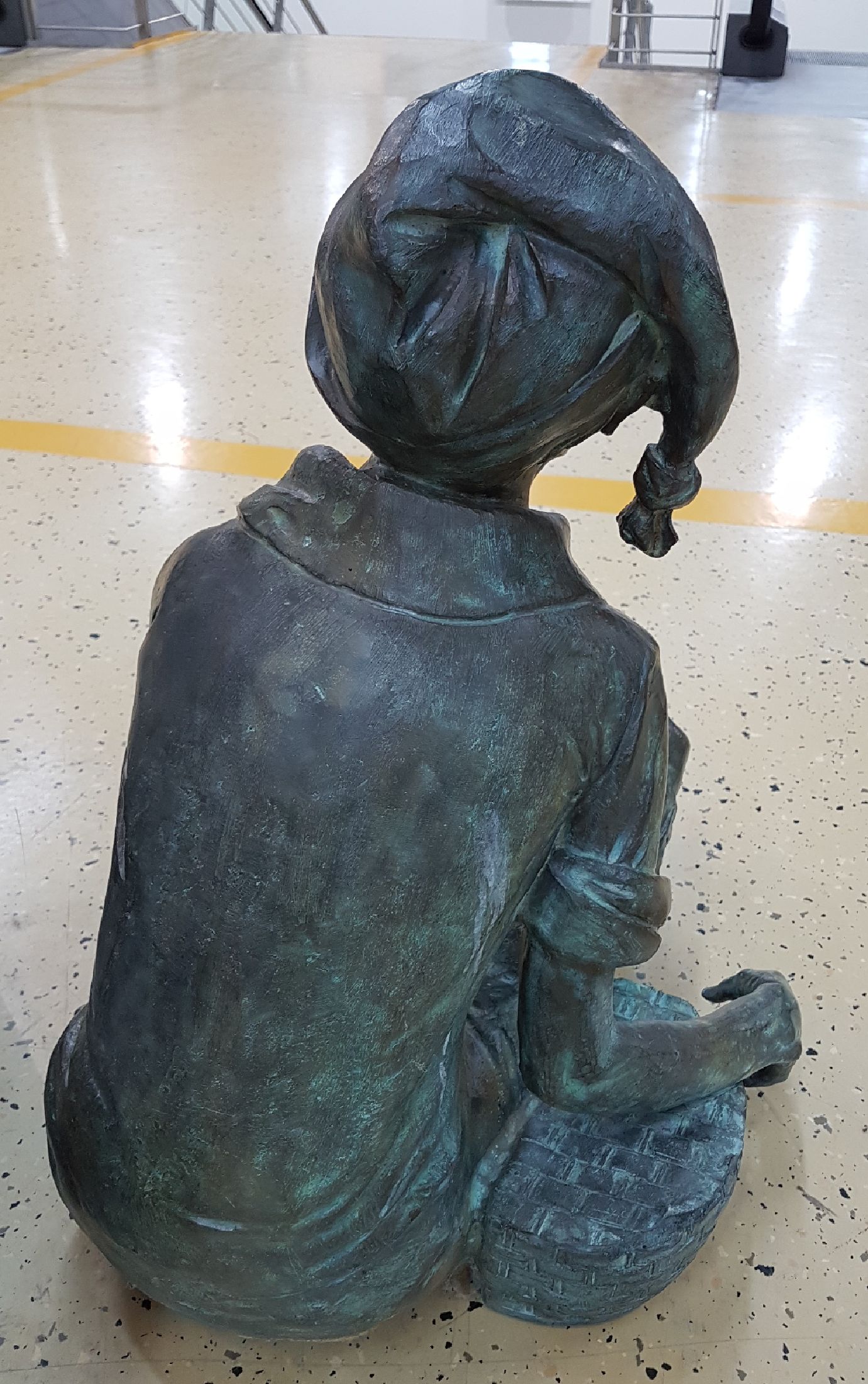 Detail e: Große Bronzefigur als Wasserspeier, wohl Rottenecker, sitzender Mann mit Korb und Fisch (aus dem dann das Wasser läuft), leicht karikierende ...