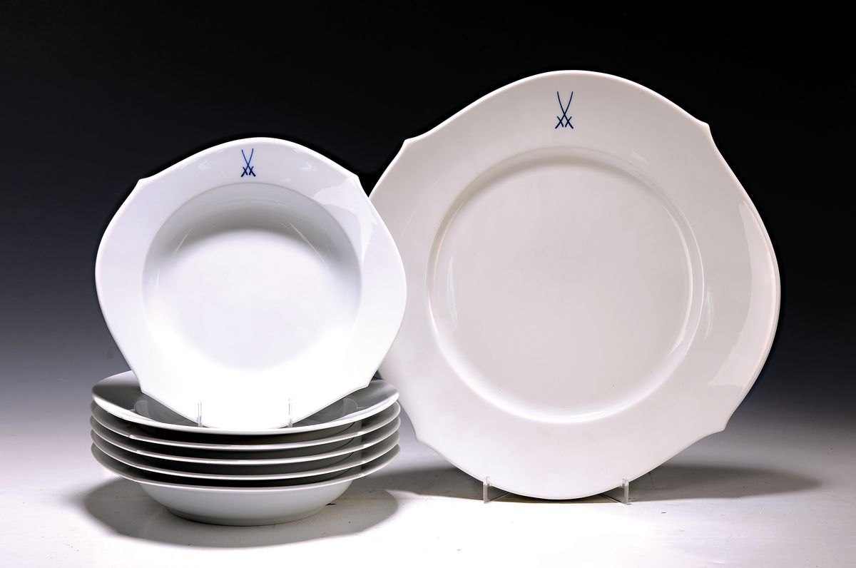 6 Suppenteller und 2 Menüteller, Meissen, Wellenspiel pur, Weißporzellan, Fahne je mit einem Paar gekreuzter Schwerter, geschweifte Form, D. 23 / ...