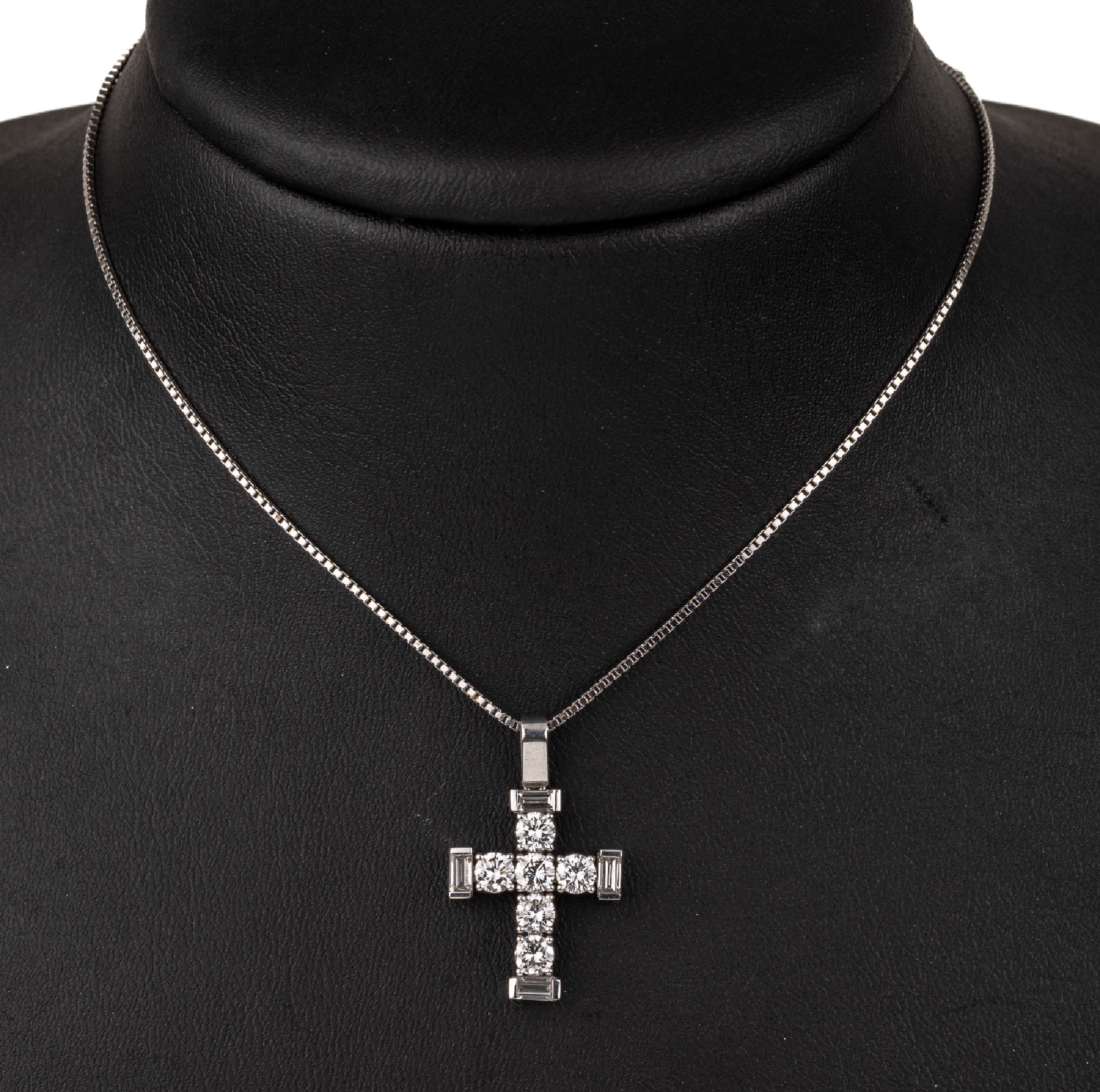 18 kt Gold Diamant-Kreuzanhänger, WG 750/000, an 14 kt Gold Kette, WG 585/000, 6 Brillanten zus. ca. 1.0 ct feines Weiß/vs, 4 Diamant-Baguettes ...