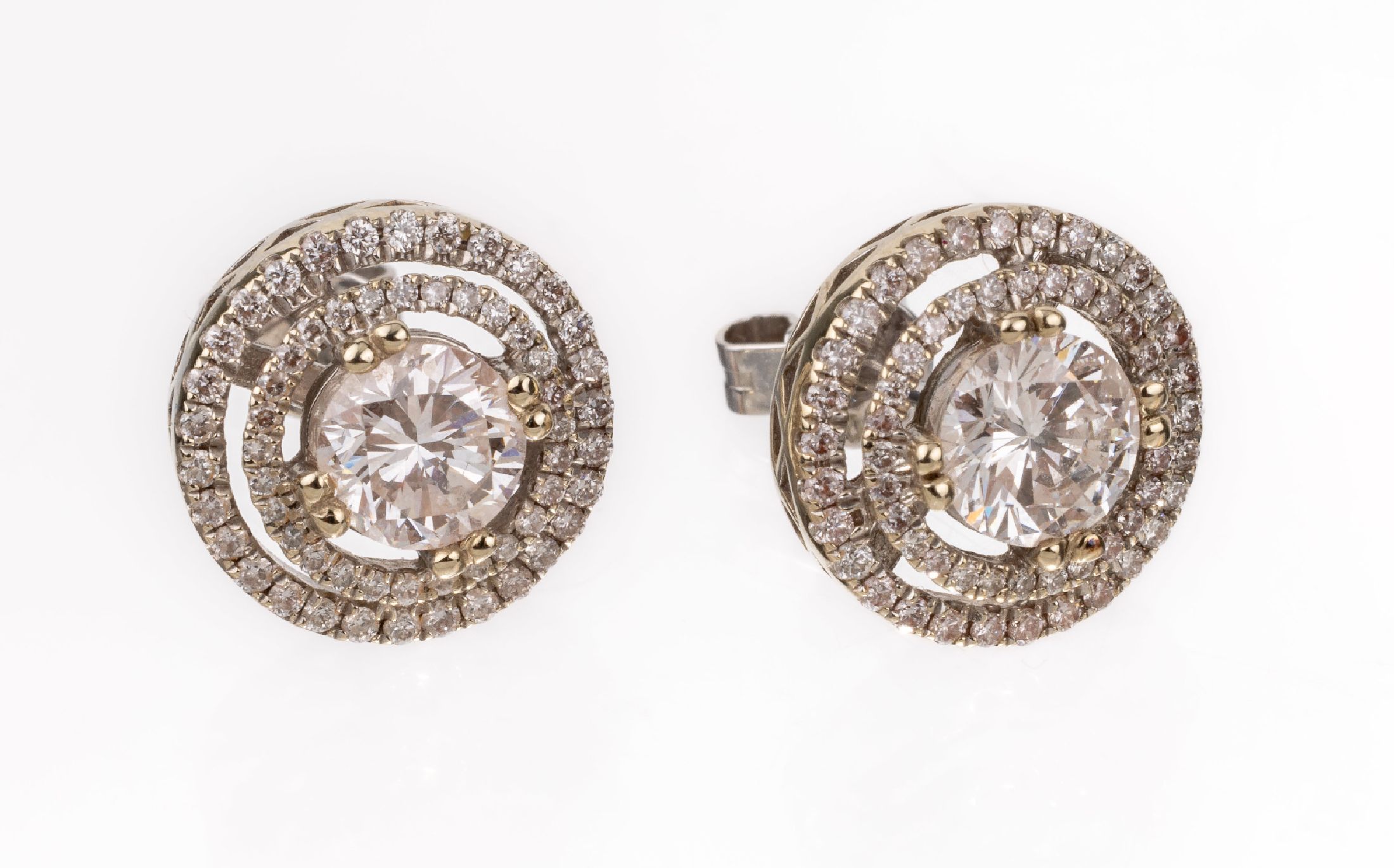 Paar 18 kt Gold Brillant-Ohrstecker, WG 750/000, 2 Brillanten zus. ca. 1.50 ct Weiß/siumgeben von weiteren 116 Brillanten zus. ca. 0.50 ct feines ...