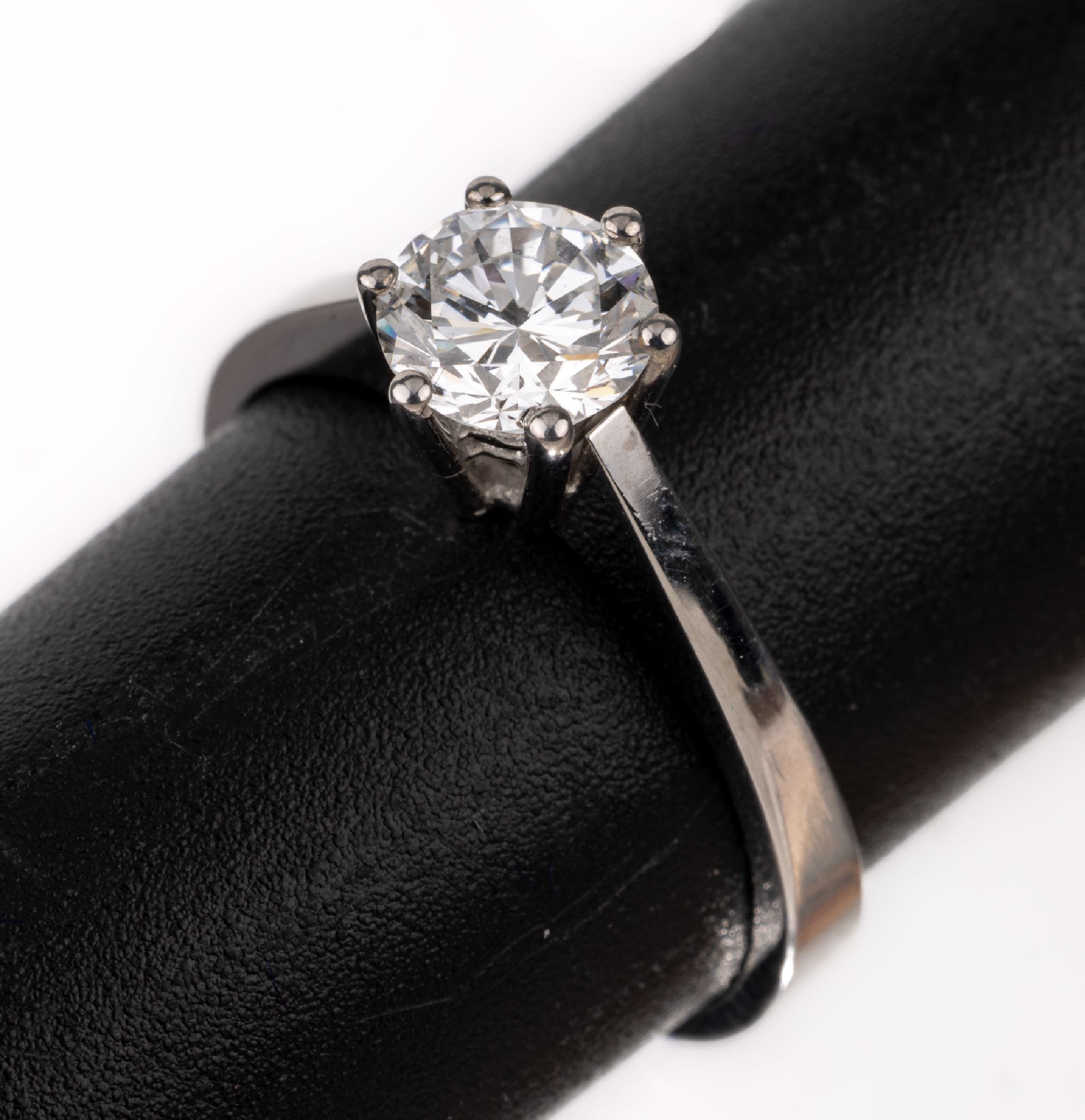 18 kt Gold Brillant-Solitär-Ring, WG 750/000, Brillant 0.66 ct feines Weiß/vvs, ca.2.8 g, RW 49