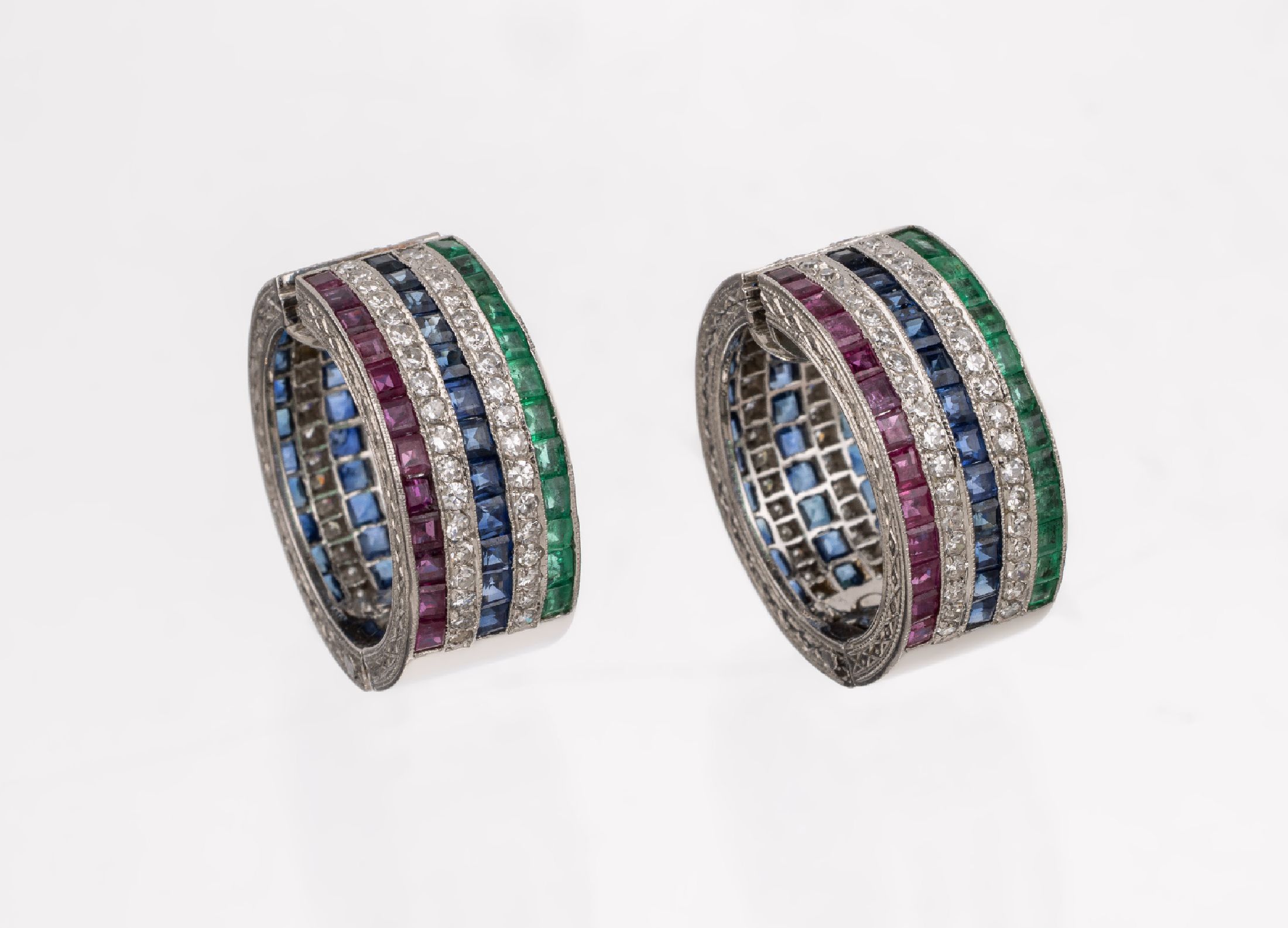 Paar Platin Diamant-Farbstein-Ohrcreolen, Pt gepr., 144 8/8-Diamanten zus. ca. 0.72 ct Weiß/si, 96 Saphir-Carrees zus. ca 0.96 ct 24 ...