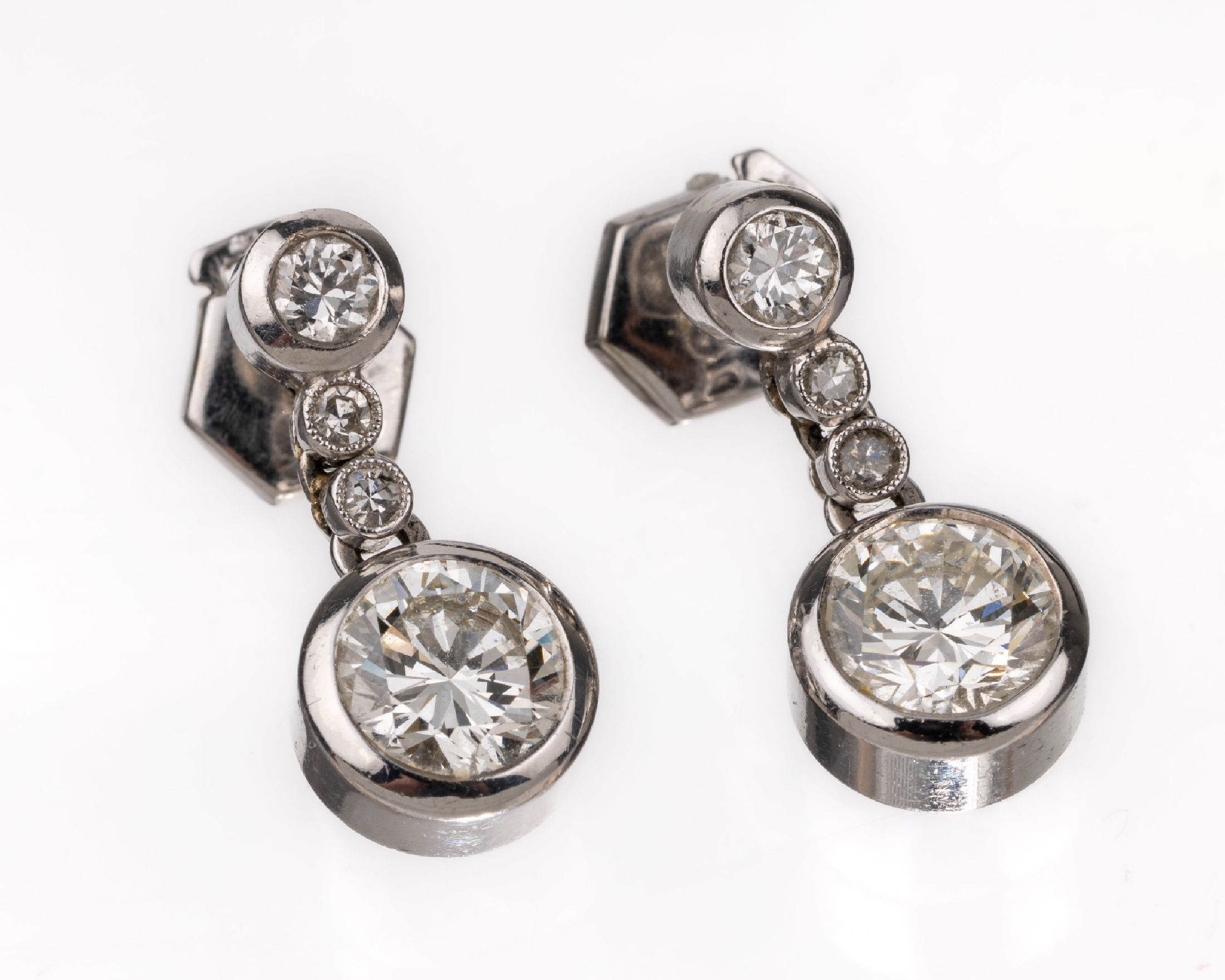 Paar 18 kt Gold Diamant-Ohrstecker, WG 750/000, Frankreich, 2 bewegl. abgehängte Brillanten zus. ca. 2.10 ct l.get.Weiß/vs, weitere 2 Brillanten ...