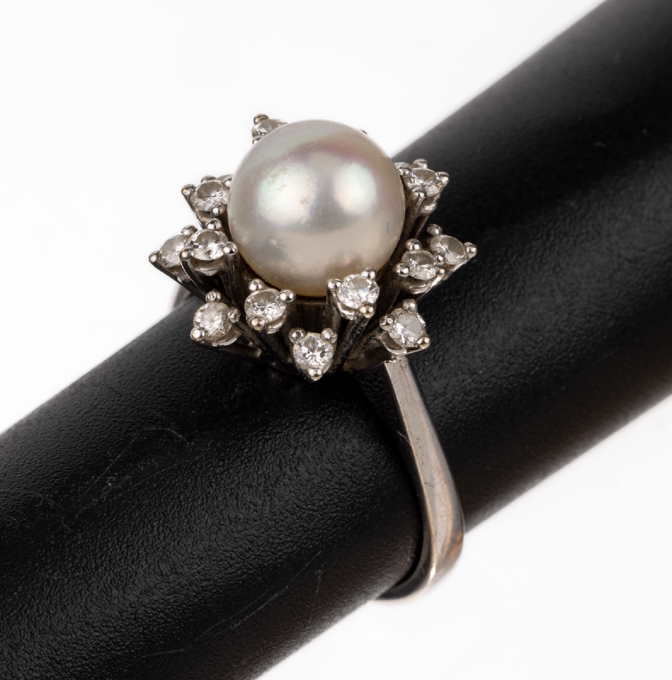 Paar 18 kt Gold-Perl-Brillant-Ring, WG 750/000, mittig Zuchtperle, D. ca. 7.9 mm, umgeben von 16 Brillanten zus. ca. 0.48 ct Weiß/si, RW 51, ca. ...