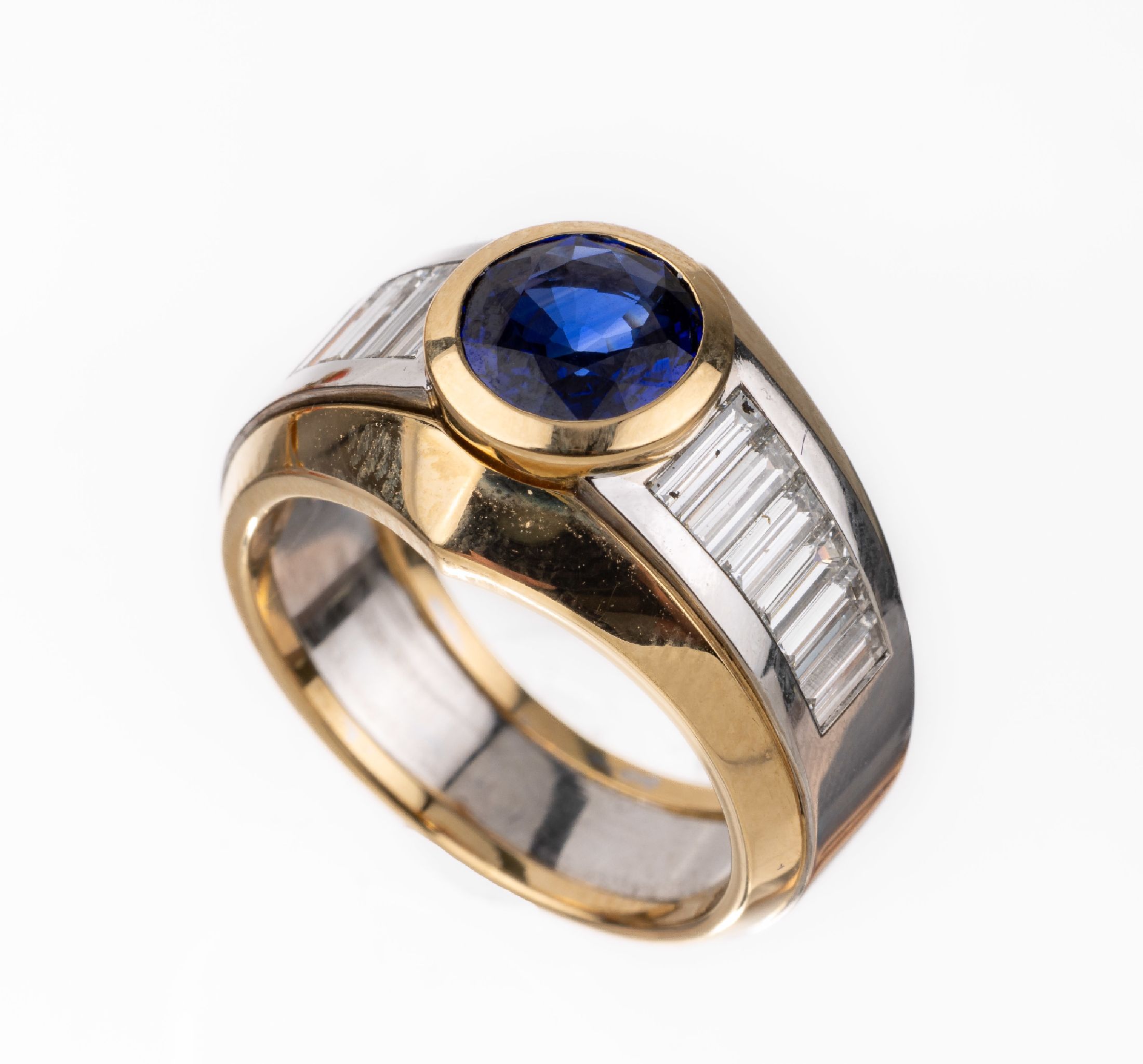 18 kt Gold Saphir-Diamant-Ring, GG/WG 750/000, rundfacett. Saphir ca. 1.72 ct, 12 Diamant-Baguettes zus. ca. 1.33 ct feines Weiß/vvs, ca. 12.9 g, ...