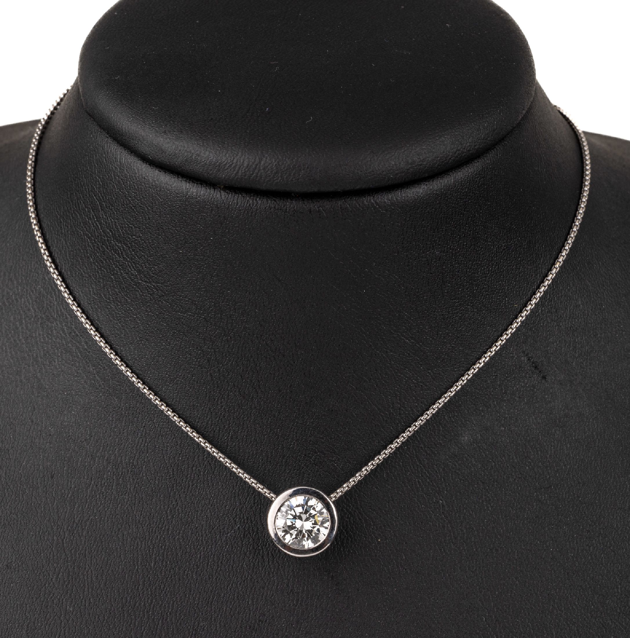 18 kt Gold Brillant-Collier, WG 750/000, Brillant solitär in klassischer Zargenfassung ca. 2.0 ct l. get./si (Kalette min. best.), L.ca. 45 bzw. 50 ...