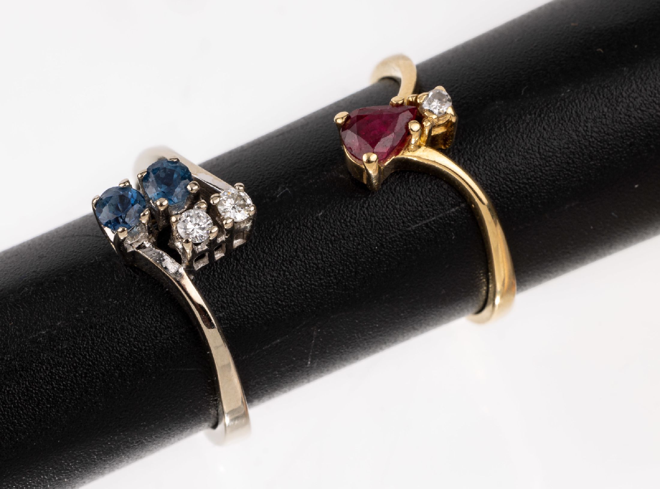 Konvolut 2 18 kt und 14 kt Gold Farbstein- Diamant-Ringe, 1 x GG 750/000, 1 facett. Rubintropfen ca. 0.22 ct und 1 8/8-Diamant ca.0.03 ct Weiß/p1, ...