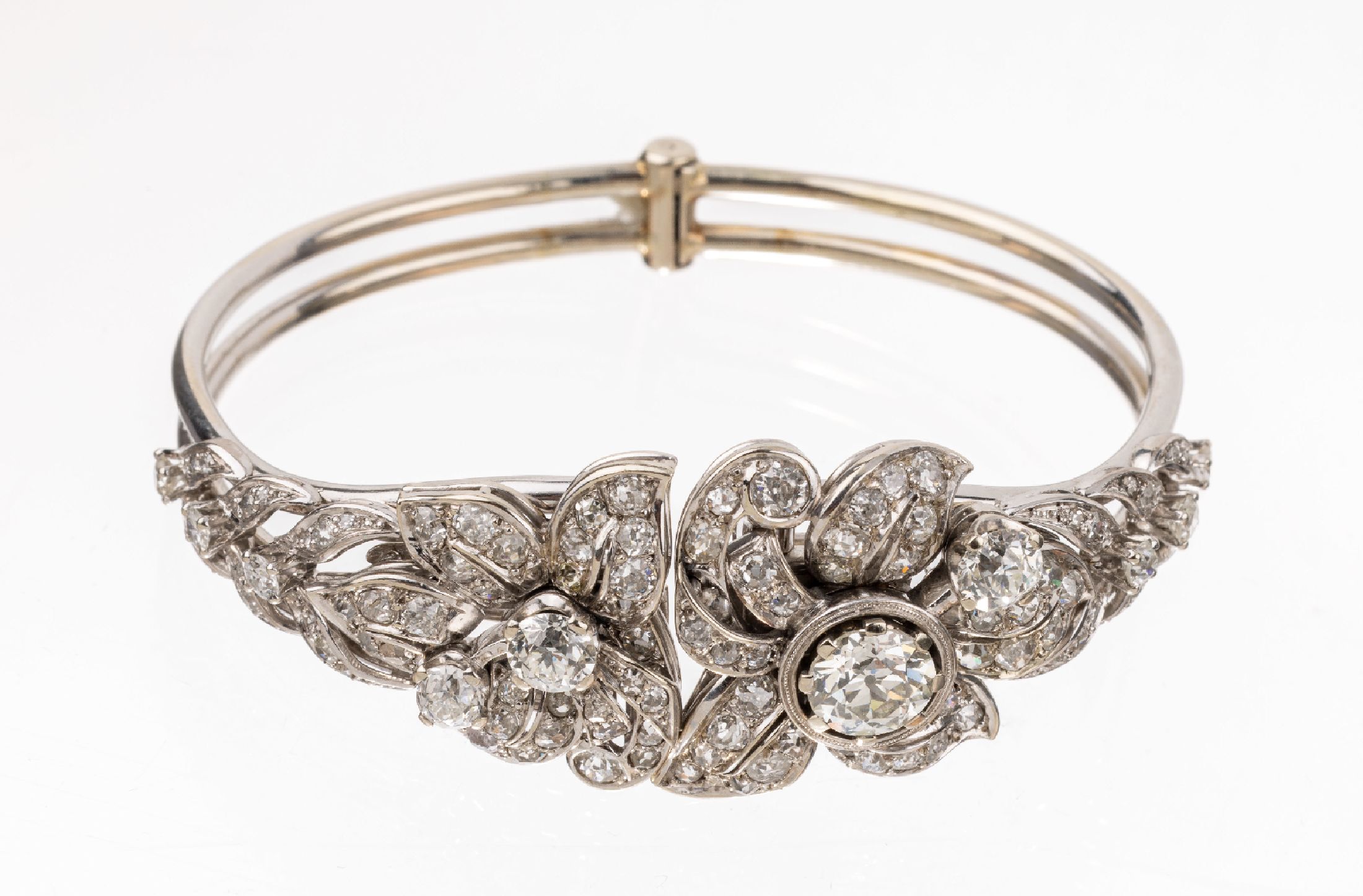 Detail a: OTTO KLEIN 14 kt Gold Diamant-Armreif, WG 585/000, Verzierungen abnehmbar und jeweils als Clips tragbar, asymm. Aufbau, 1 Altschliff-Diamant ca. ...
