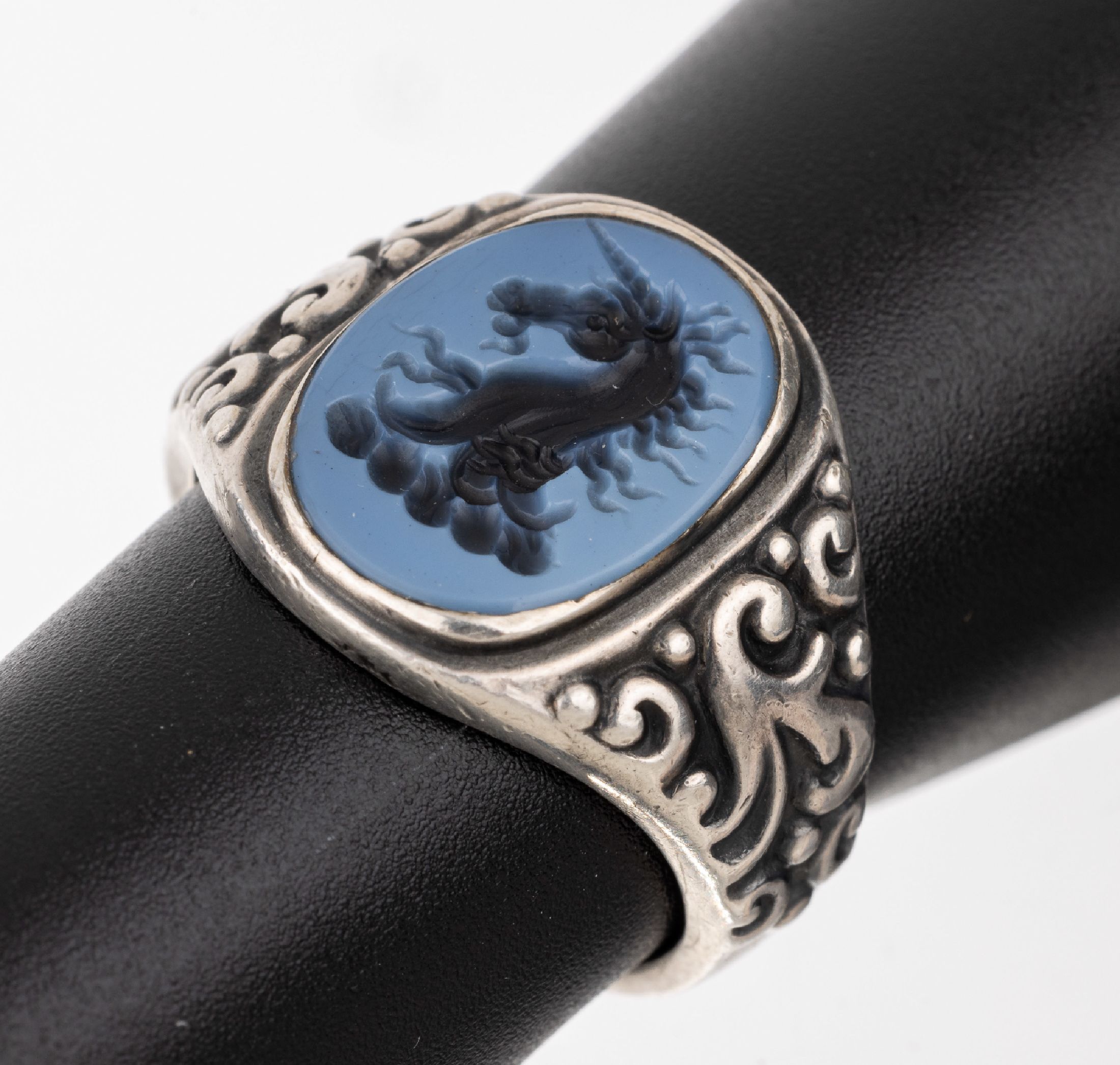 Siegelring, 835er Silber, Lagenachat Idar- Oberstein um 1930, Darstellung eines heraldischen Einhorns, fein grav., RW 63, ca. 10.9 g