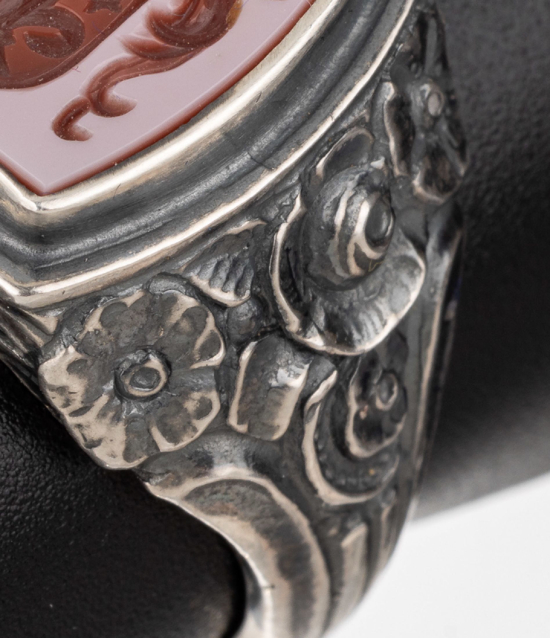 Detail a: Siegelring, Silber, Lagenachat Idar- Oberstein um 1930, Darstellung eines Familienwappens, fein grav., Ringschultern floral, RW 63, Siegelabdruck ...