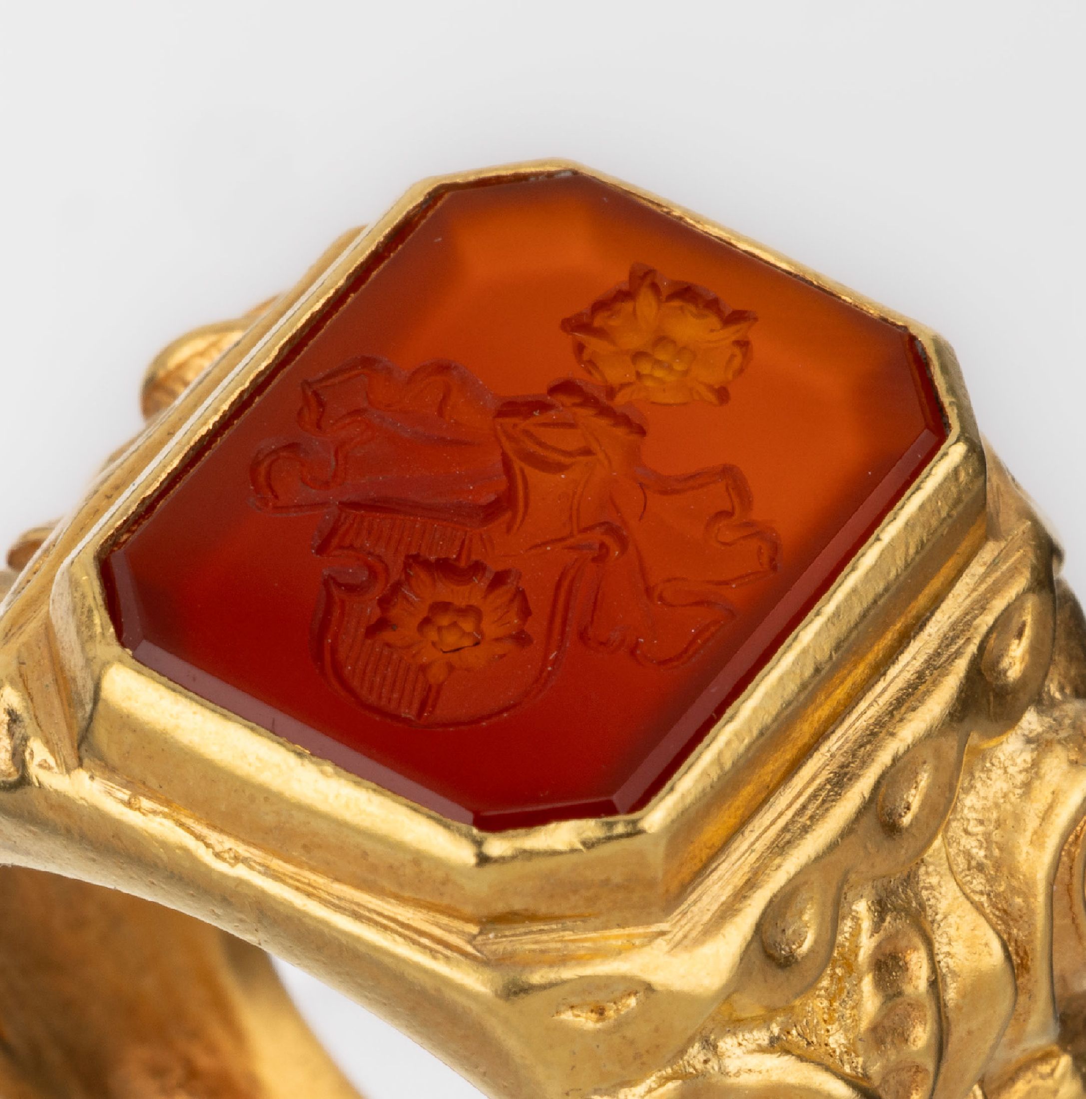 Detail a: Karneol-Siegelring, Silber verg., Karneol Idar-Oberstein um 1900, Darstellung eines Familienwappens, Ringschultern reich verz., RW62, Siegelabdruck ...