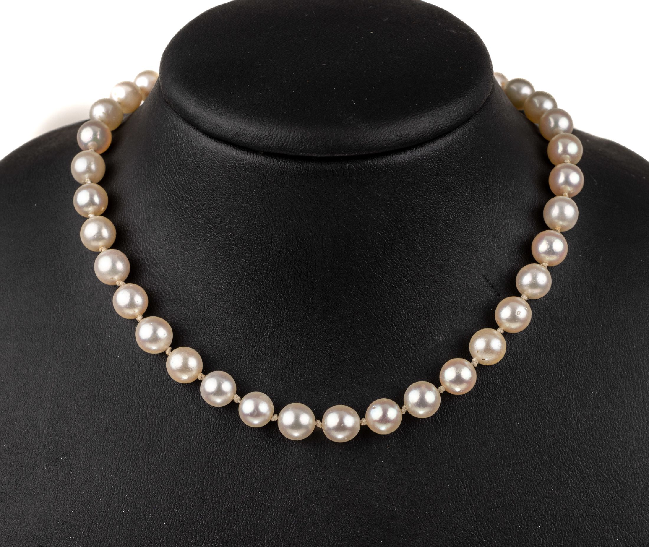 Zuchtperl-Collier mit 14 kt Gold Schließe, WG 585/000, 93 Akoyazuchtperlen, D. ca. 7.5 mm, L. ca. 88 cm, Kugelschließe