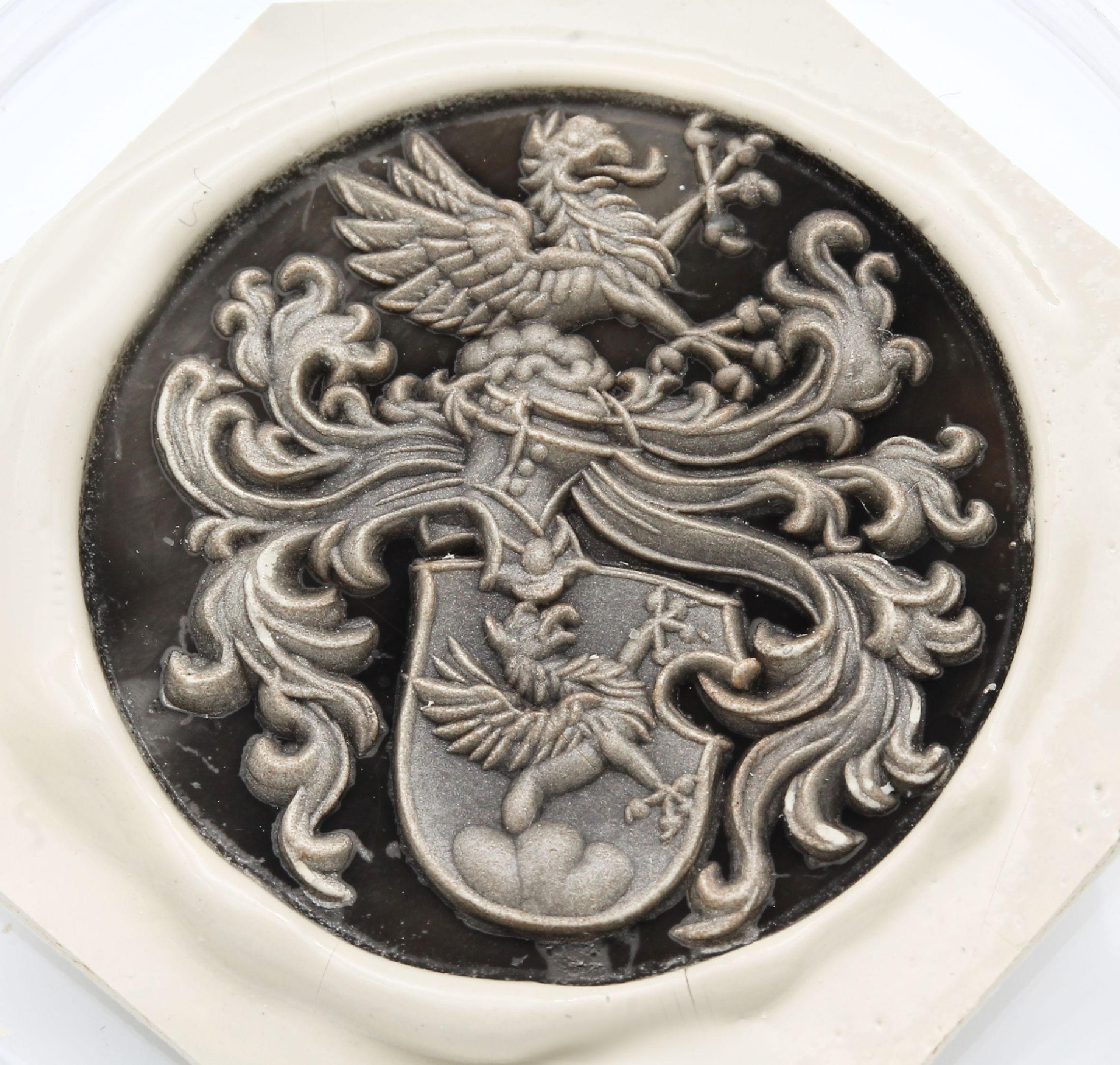 Detail a: Gravurplatte, Lagenachat, D. ca. 33 mm, Familienwappen, Siegelabdruck anbei