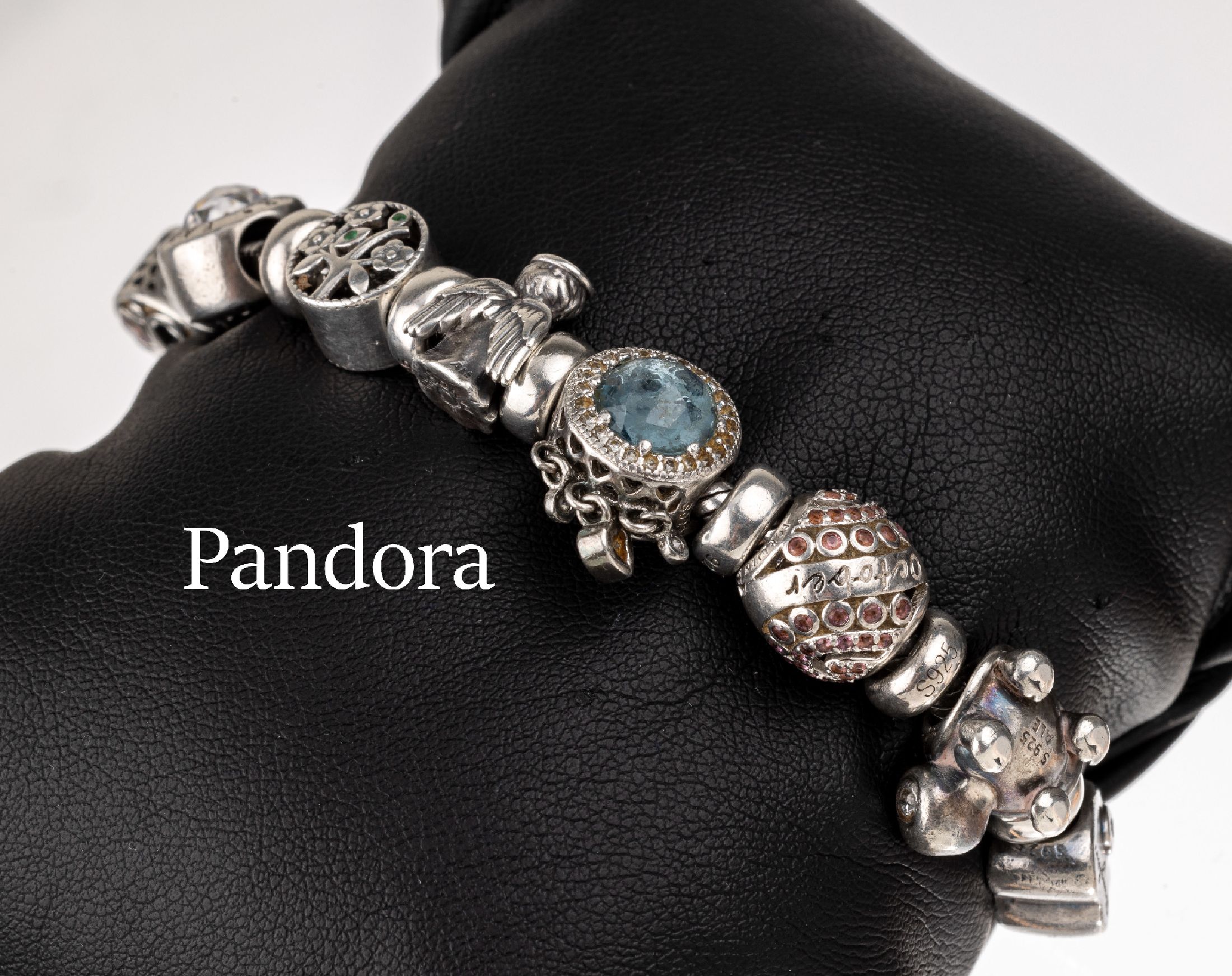 PANDORA-Armband, 925er Silber, div. Charms,versch. Motive u.a. Schildkröte, Engel, Herz, teilw. mit Strassbesatz, L. ca. 20 cm