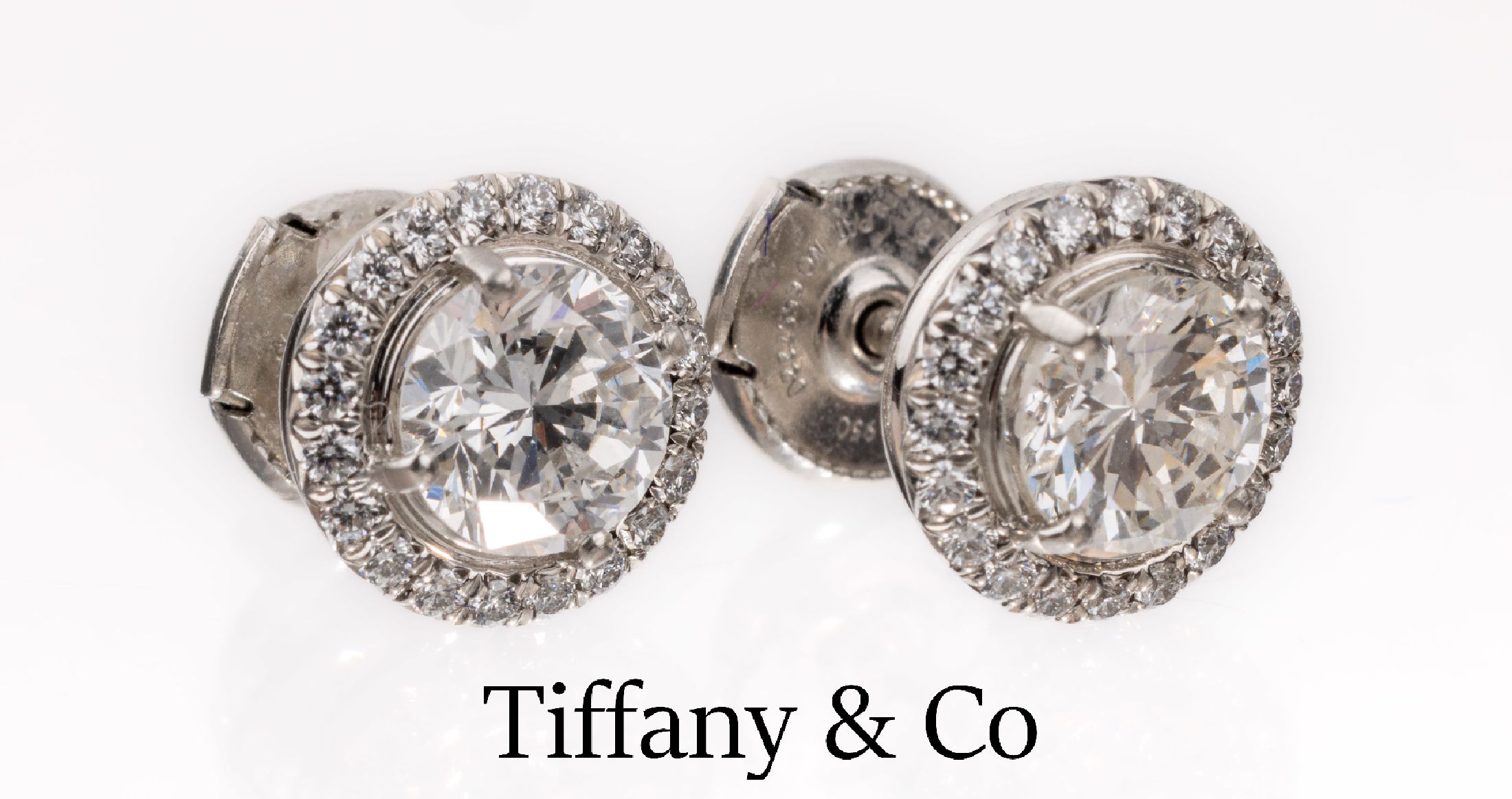 Paar TIFFANY & CO Platin Brillant-Ohrstecker, Pt. 950, mittig 2 Brillanten zus. ca. 1.16 ct feines Weiß/vs, umgeben von 40 Brillanten zus. ca. 0.40 ...