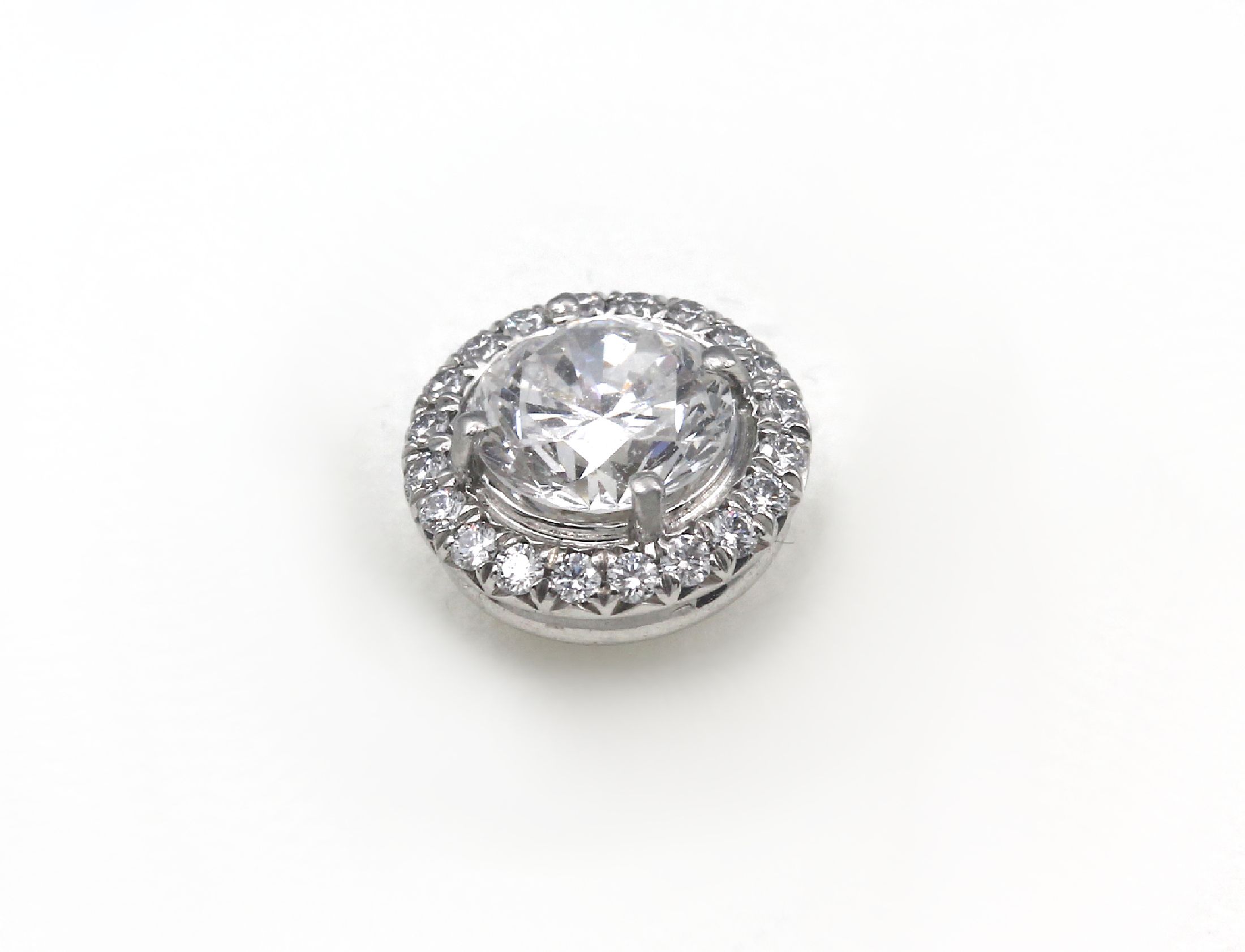 Detail d: Paar TIFFANY & CO Platin Brillant-Ohrstecker, Pt. 950, mittig 2 Brillanten zus. ca. 1.16 ct feines Weiß/vs, umgeben von 40 Brillanten zus. ca. 0.40 ...