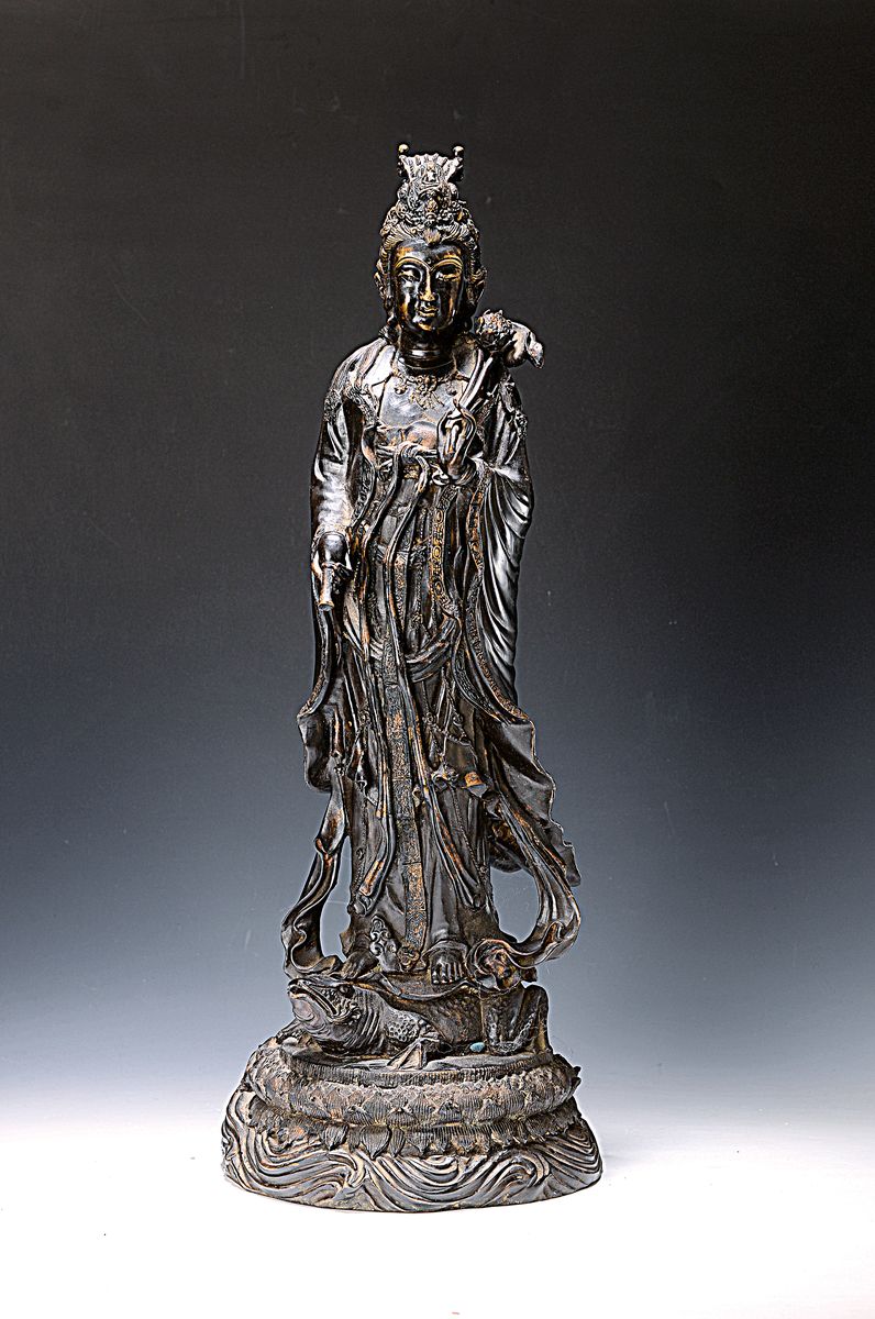 Große Guanyin auf Frosch/Kröte stehend, China, 19. Jahrhundert, Bronze, ca. 80 cm