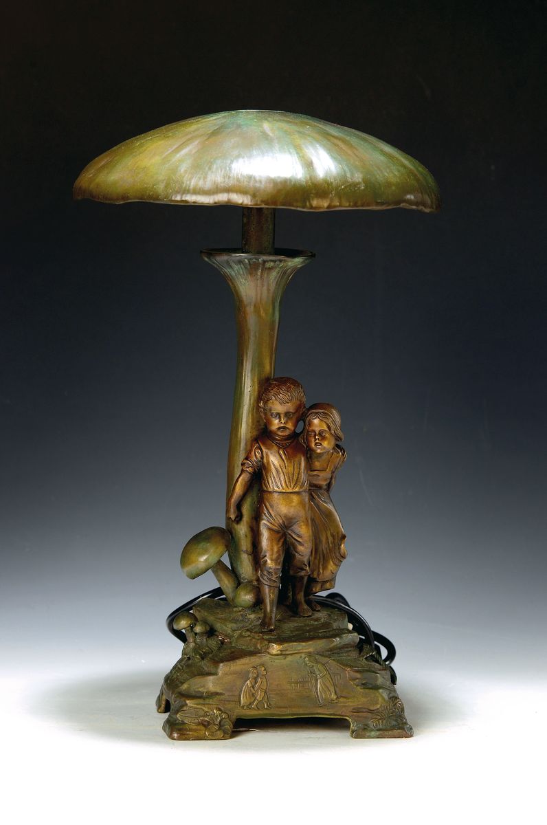 Figürliche Jugendstiltischlampe, sign. Wevers, um 1900, wohl Hänsel und Gretel unter einem sehr großen Pilz, zwei Brennstellen, Bronze patiniert, ...