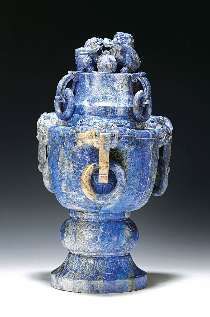 Deckelvase aus Lapislazuli, China, 20. Jh., Doppelhenkel mit Ringen, beschnitzt mit stil. Masken, Fo-Löwen- Bekrönung, 34.5.5 x 20 cm