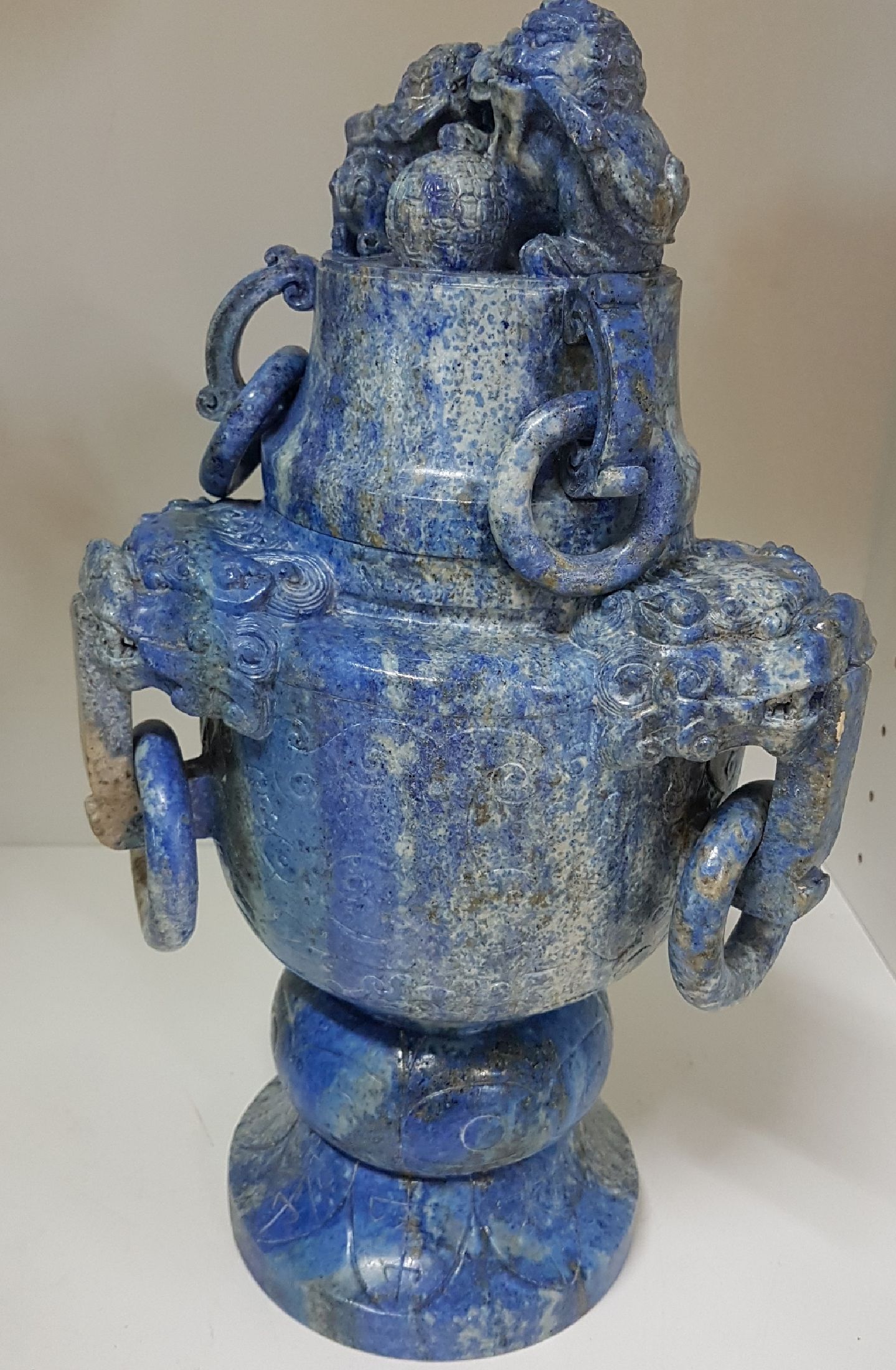 Detail a: Deckelvase aus Lapislazuli, China, 20. Jh., Doppelhenkel mit Ringen, beschnitzt mit stil. Masken, Fo-Löwen- Bekrönung, 34.5.5 x 20 cm