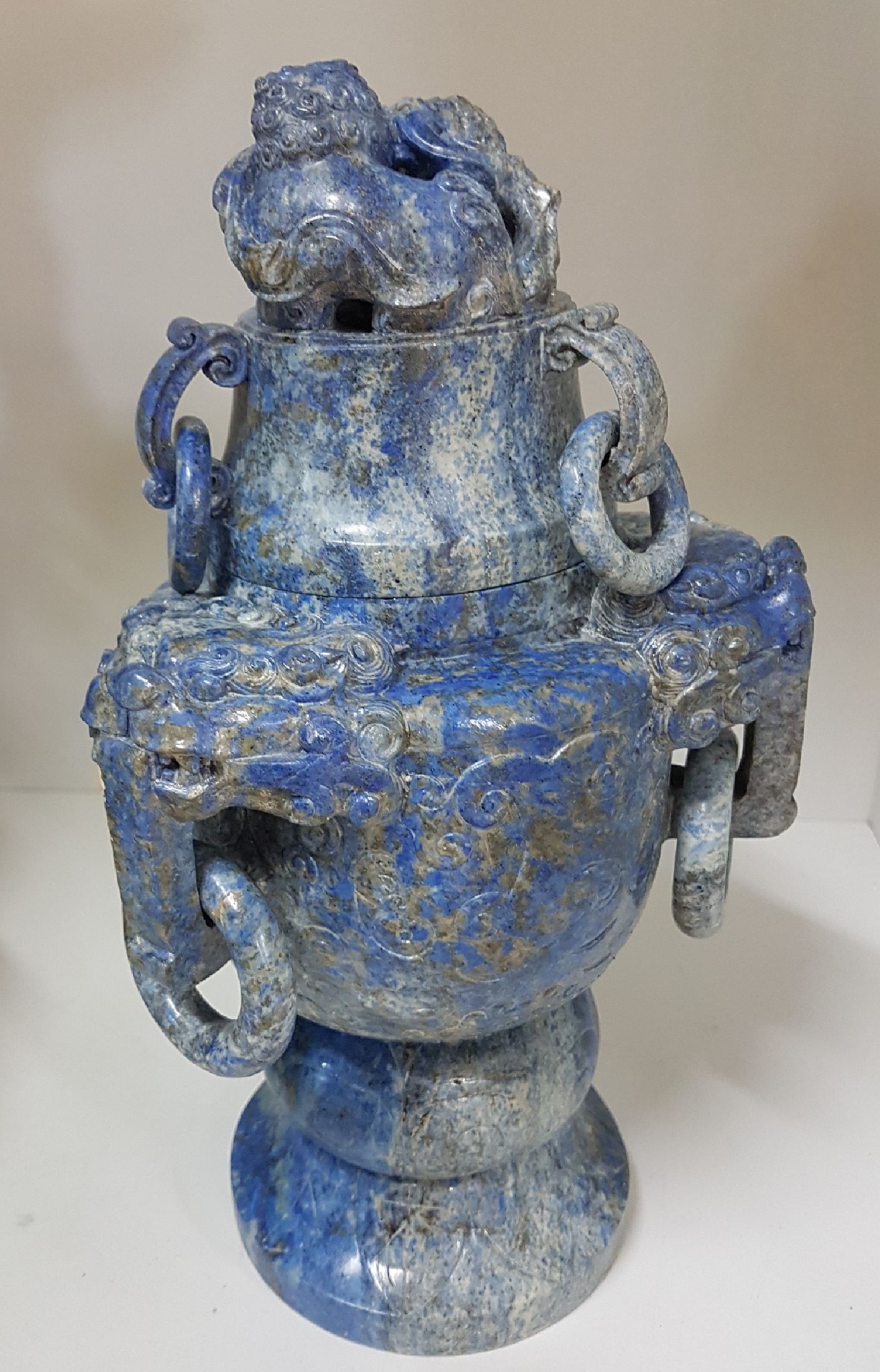 Detail b: Deckelvase aus Lapislazuli, China, 20. Jh., Doppelhenkel mit Ringen, beschnitzt mit stil. Masken, Fo-Löwen- Bekrönung, 34.5.5 x 20 cm