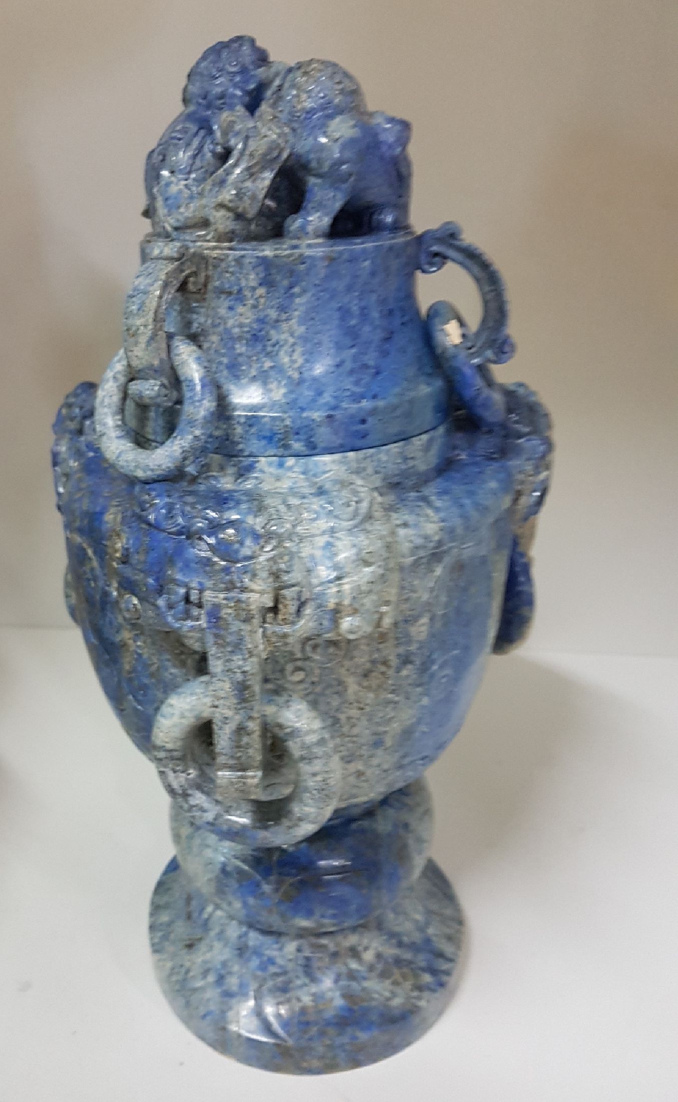 Detail c: Deckelvase aus Lapislazuli, China, 20. Jh., Doppelhenkel mit Ringen, beschnitzt mit stil. Masken, Fo-Löwen- Bekrönung, 34.5.5 x 20 cm