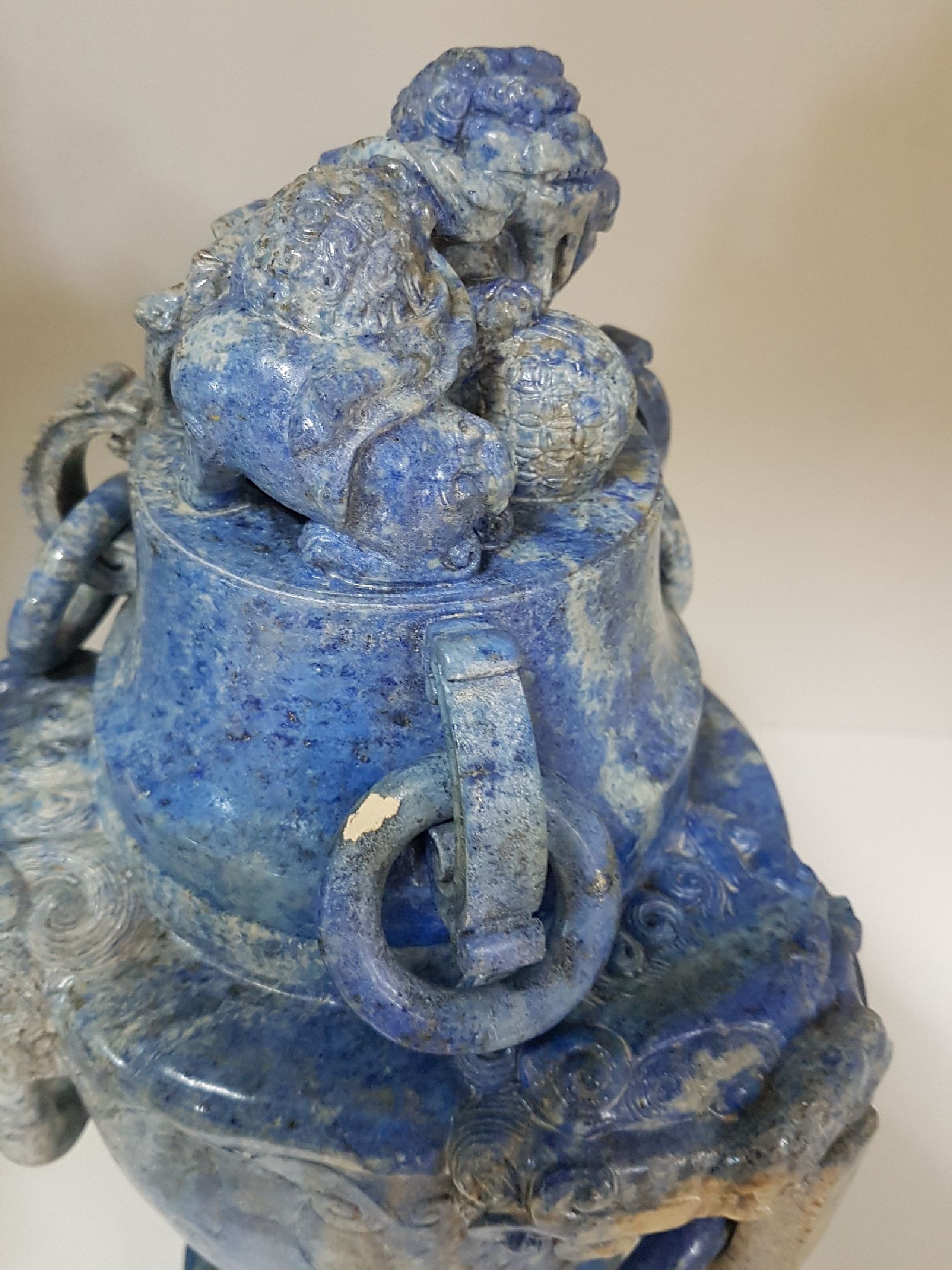 Detail e: Deckelvase aus Lapislazuli, China, 20. Jh., Doppelhenkel mit Ringen, beschnitzt mit stil. Masken, Fo-Löwen- Bekrönung, 34.5.5 x 20 cm