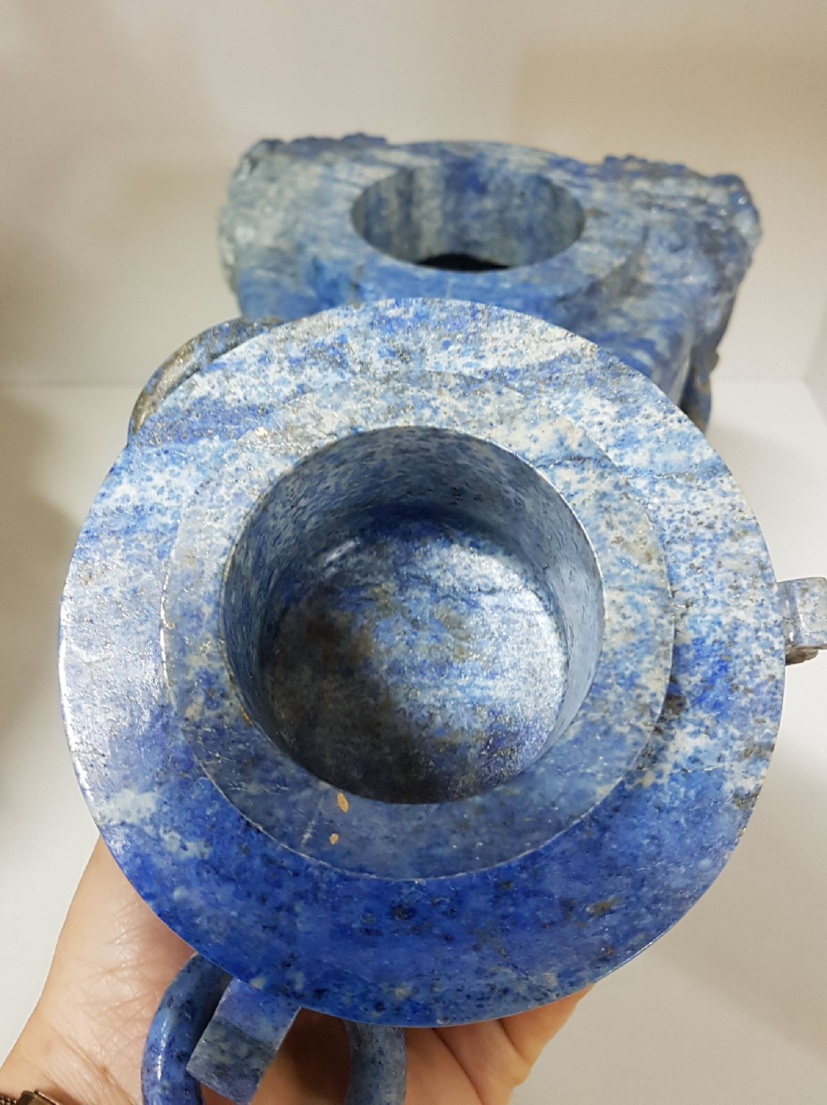 Detail f: Deckelvase aus Lapislazuli, China, 20. Jh., Doppelhenkel mit Ringen, beschnitzt mit stil. Masken, Fo-Löwen- Bekrönung, 34.5.5 x 20 cm