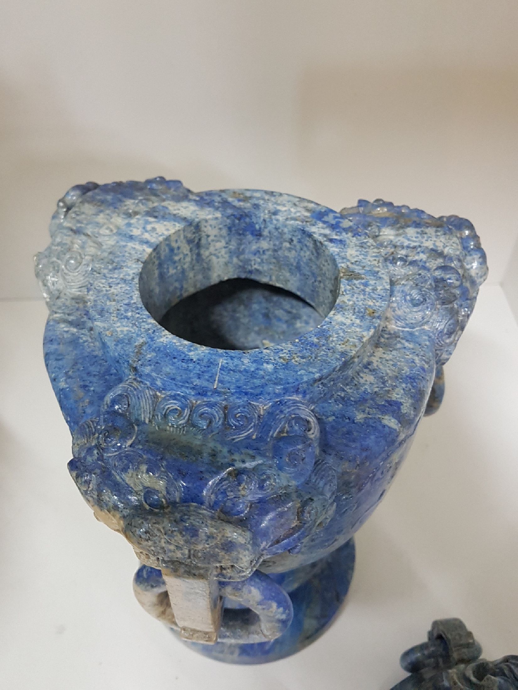 Detail g: Deckelvase aus Lapislazuli, China, 20. Jh., Doppelhenkel mit Ringen, beschnitzt mit stil. Masken, Fo-Löwen- Bekrönung, 34.5.5 x 20 cm