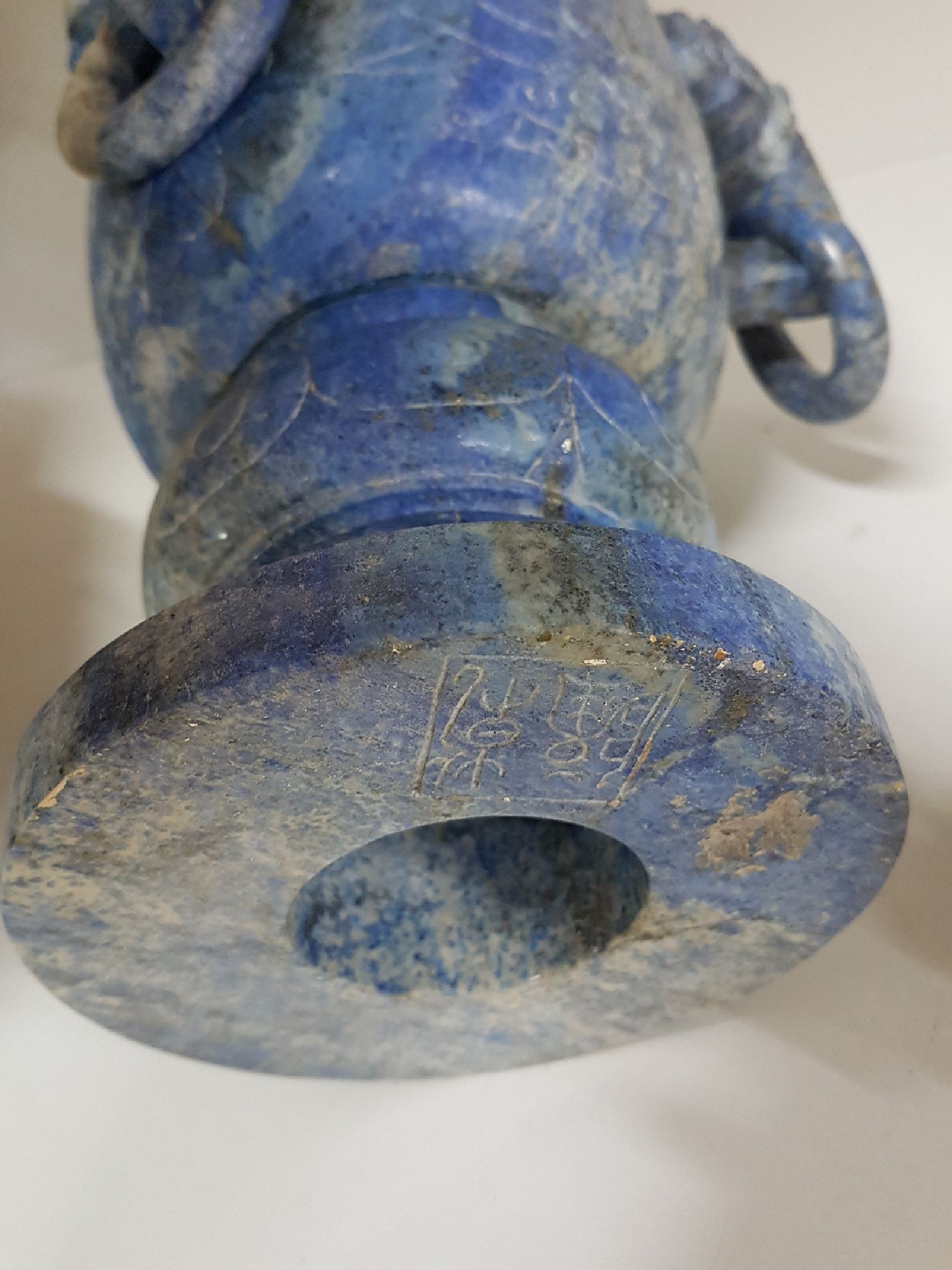 Detail h: Deckelvase aus Lapislazuli, China, 20. Jh., Doppelhenkel mit Ringen, beschnitzt mit stil. Masken, Fo-Löwen- Bekrönung, 34.5.5 x 20 cm
